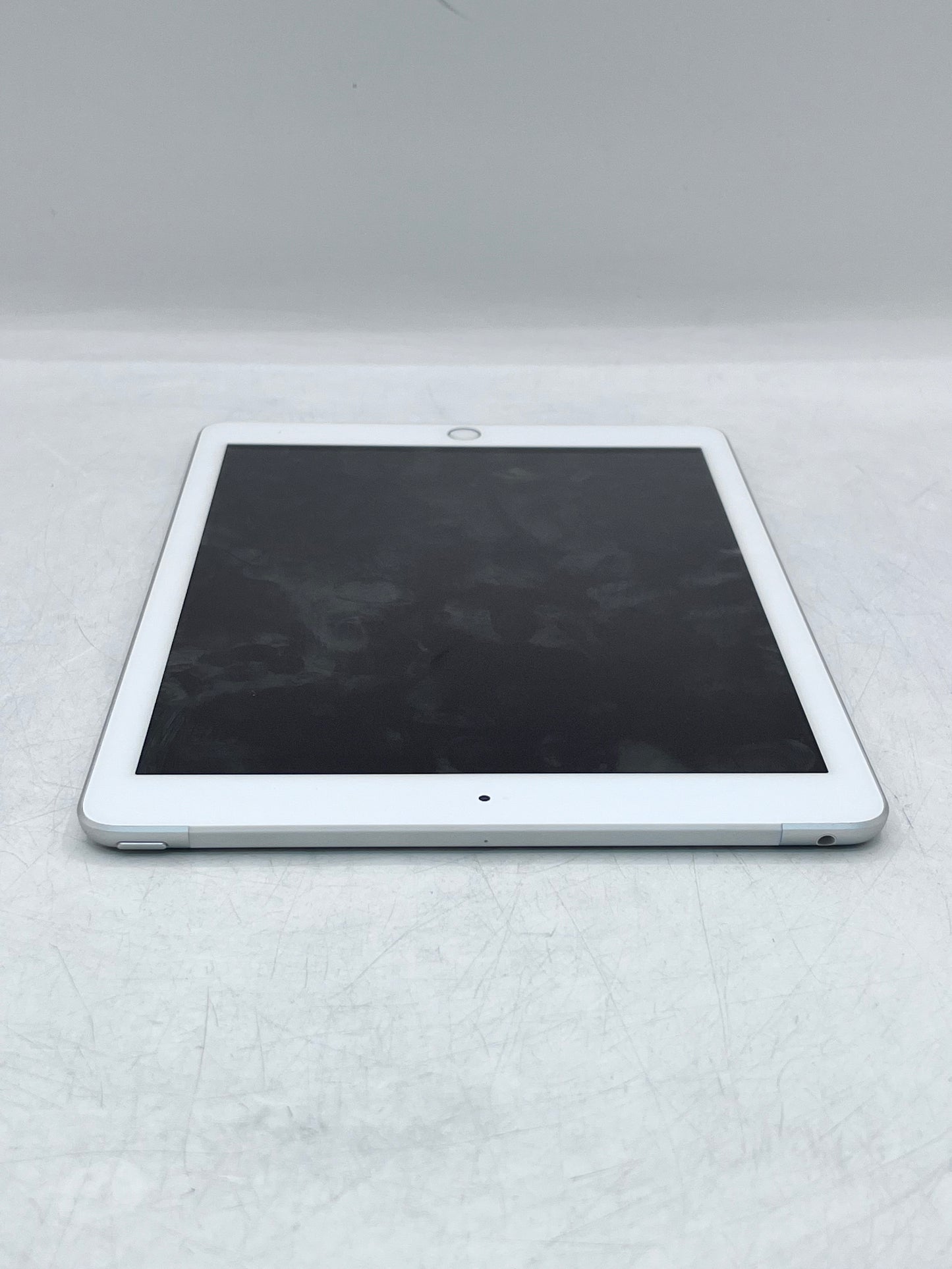 Unlocked Apple iPad (6th Gen) A1954 MR6P2LL/A 32GB White Great Condition