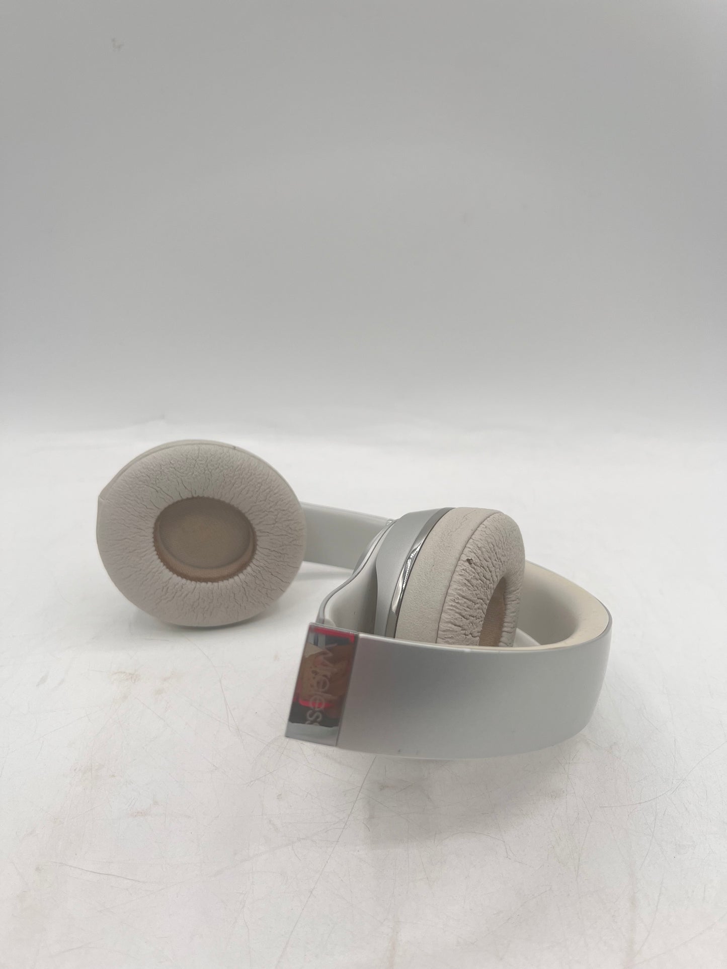 Beats Solo3 Wireless Bluetooth Over-Ear Headphones - Silver (MT293LL/A)