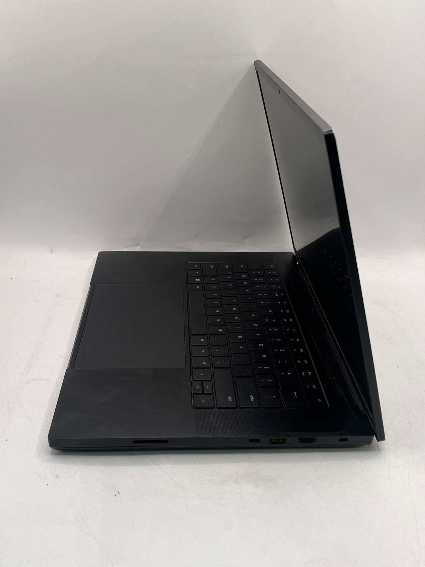 Razer Blade 16 RZ09-0483 16" i9-13950HX 16GB RAM 1TB SSD GeForce RTX 4070