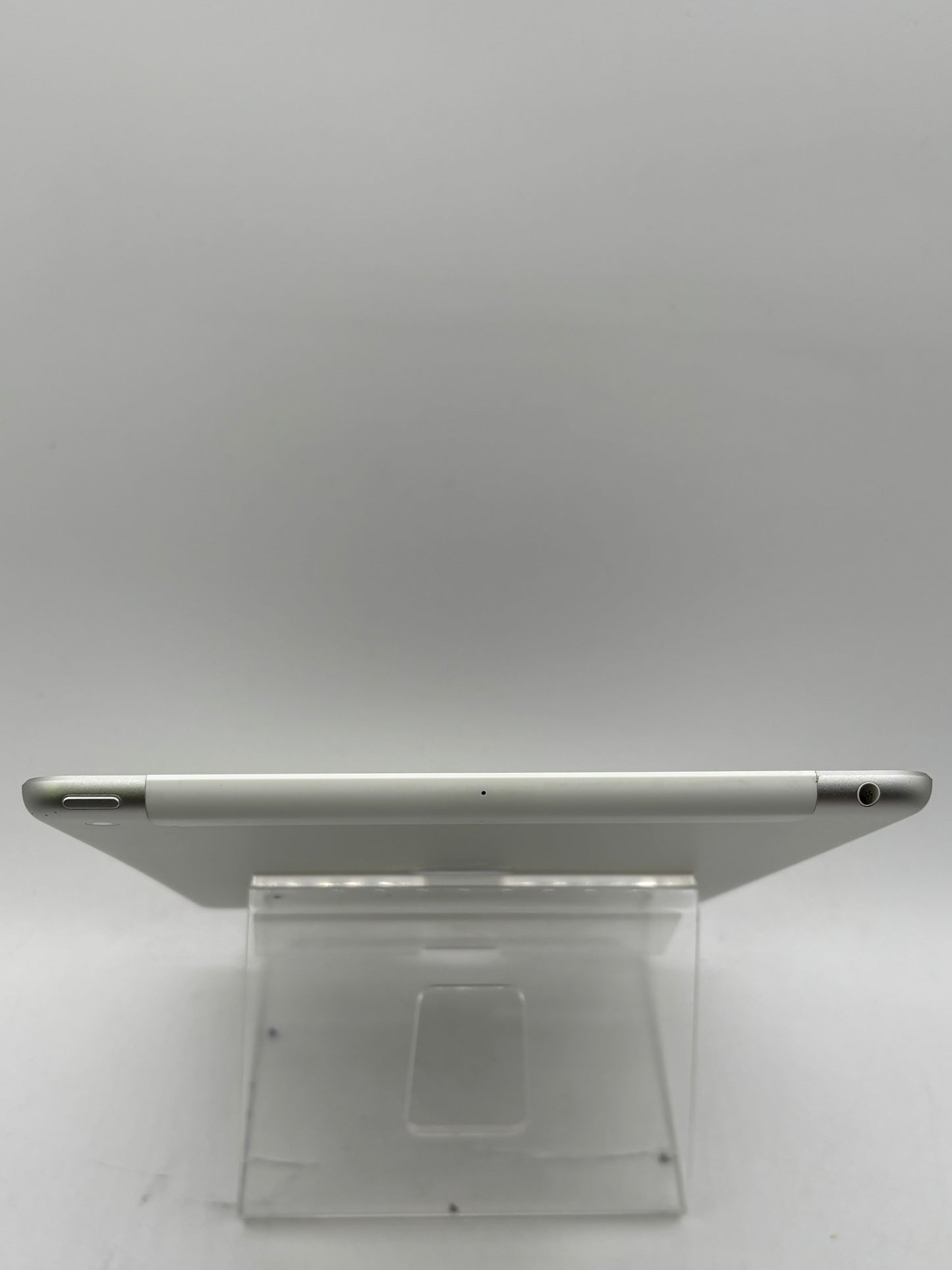 Apple iPad 6th Generation A1954 32 GB, Wi-Fi + 4G, 9.7 in, Silver (FREE SHIPPING)