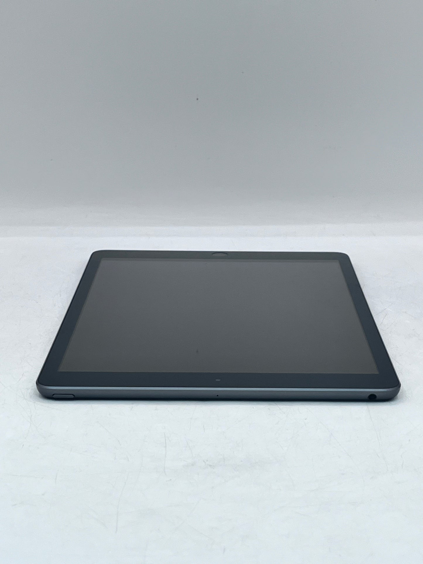 WiFi Only Apple iPad (8th Gen) 128GB - A2270 MYLD2LL/A 2020 - Space Gray READ