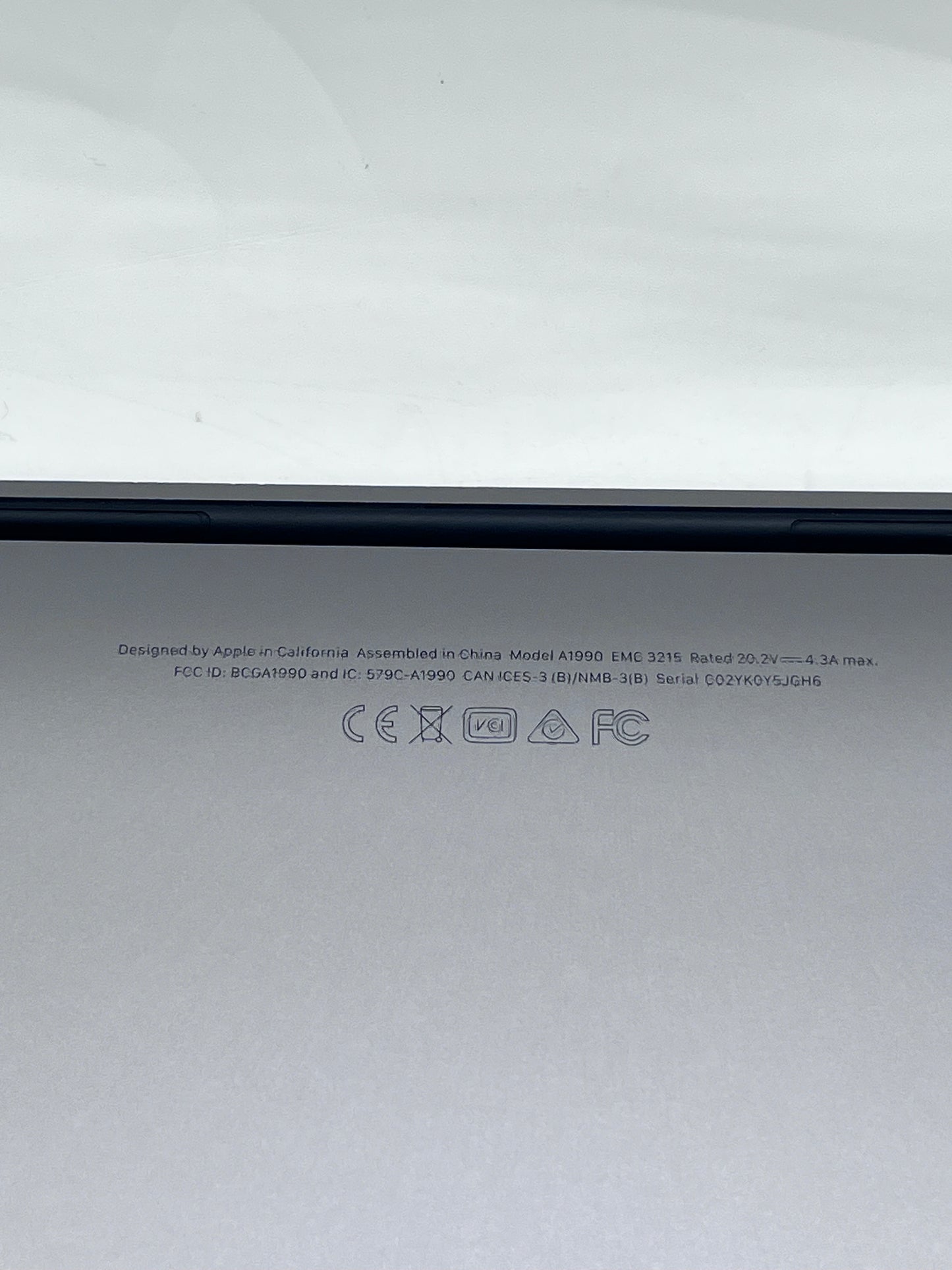 Apple MacBook Pro 15" A1990 256GB 16GB 2018 - Silver READ