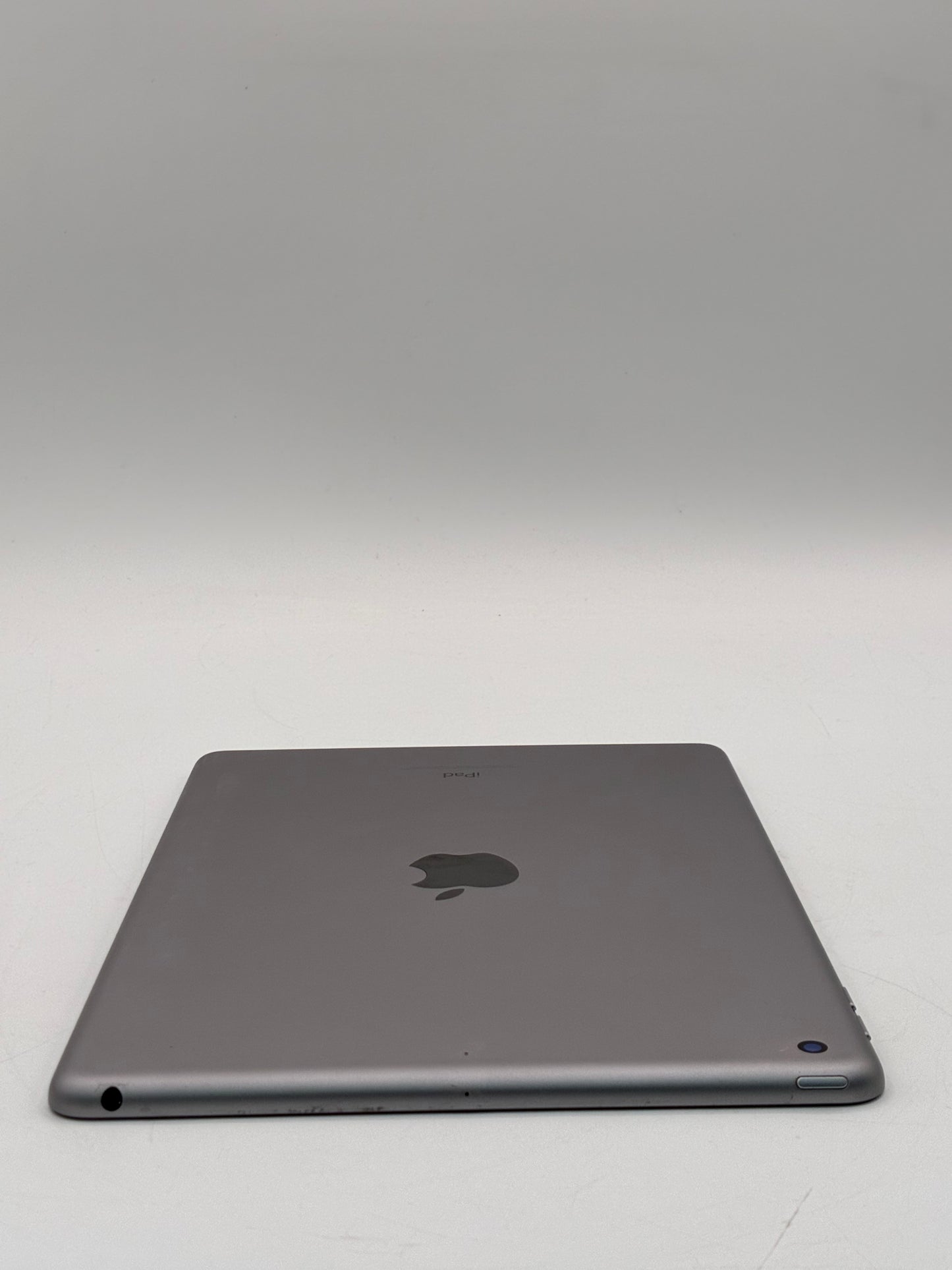 Apple iPad 5th Gen A1822 9.7" 32GB Space Gray - NO OS READ