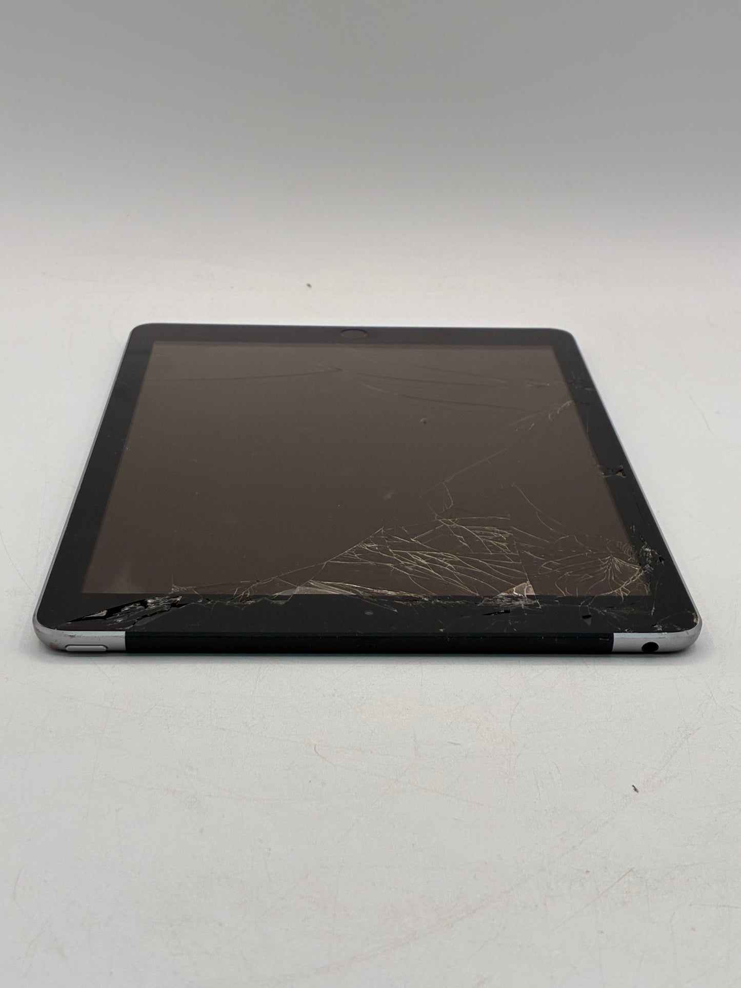 Apple iPad (6th Gen) A1954 9.7" 32GB Space Gray
