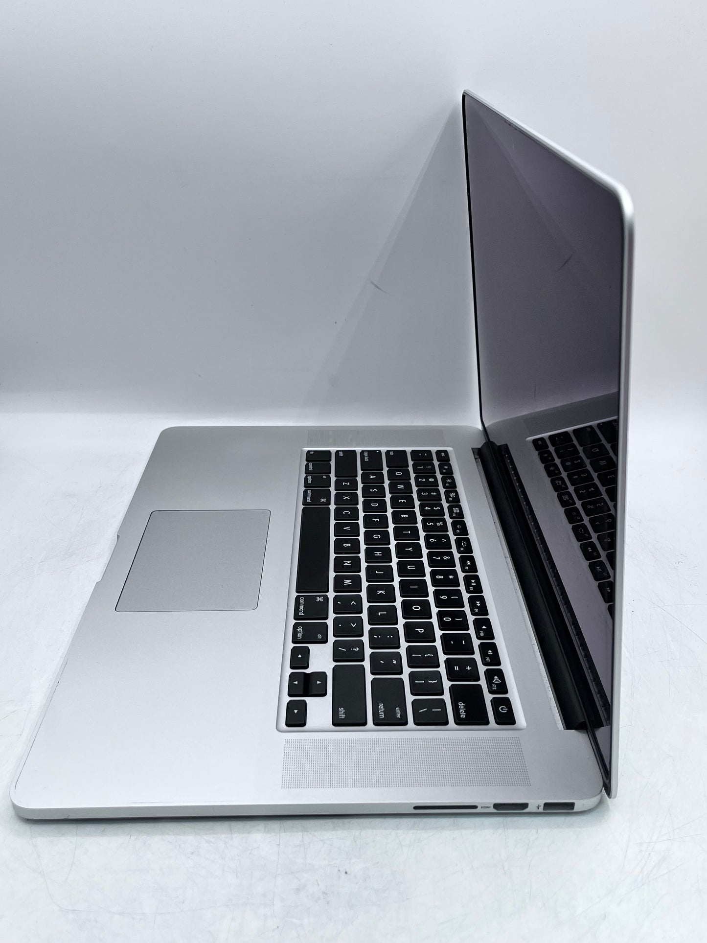 Apple MacBook Pro 15.4″ A1398 Core i7 2.8GHz 16GB 512GB 2015 - Silver