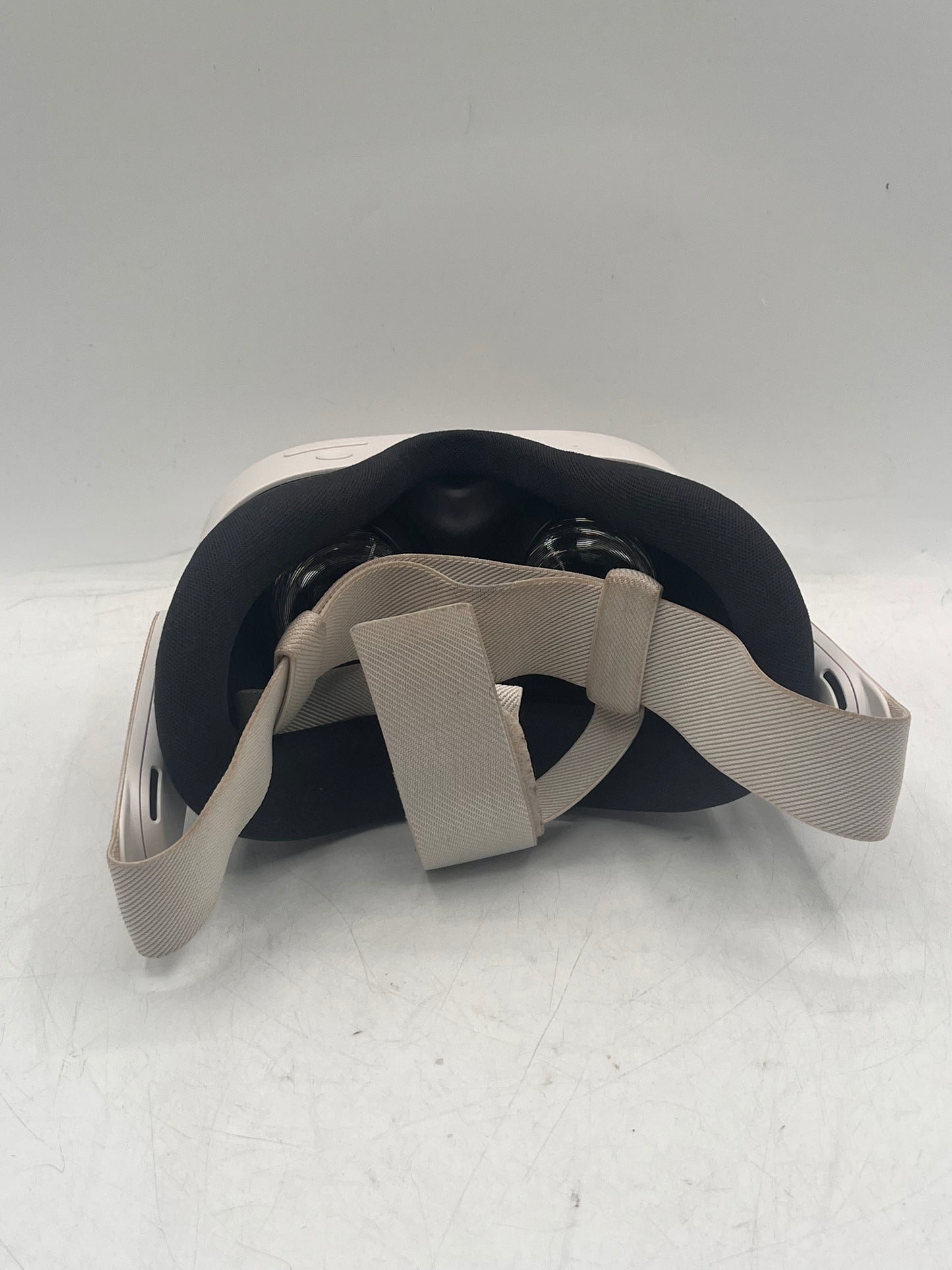 Oculus Quest 3S 256GB White Video Game System with 2 Controllers