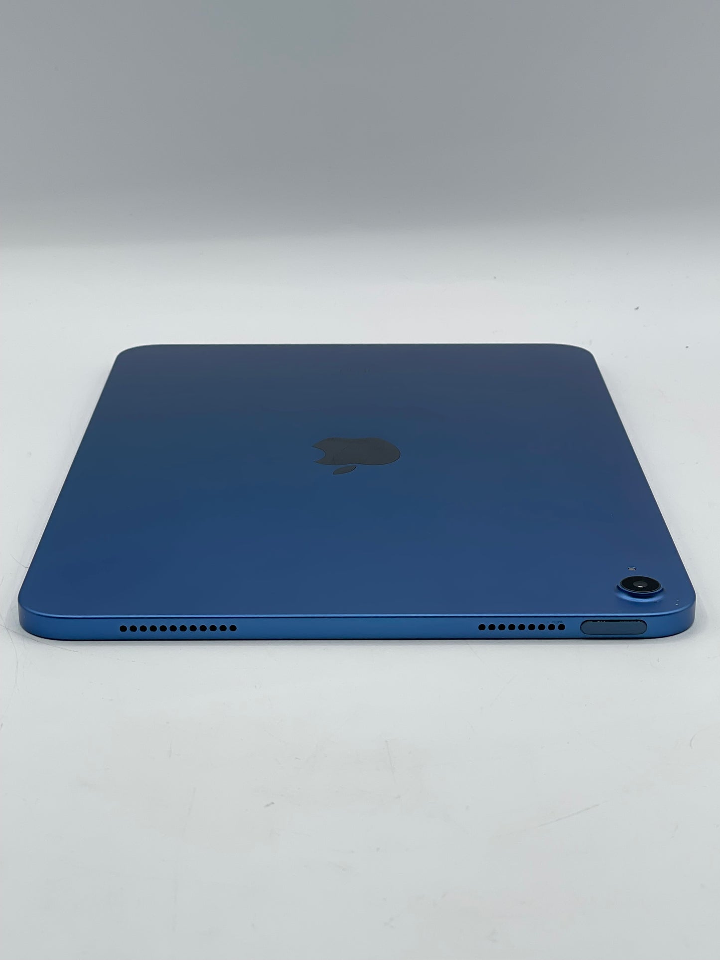 WiFi Only Apple iPad 10th Gen 64GB 18.3.1 Blue MQ6K3LL/A