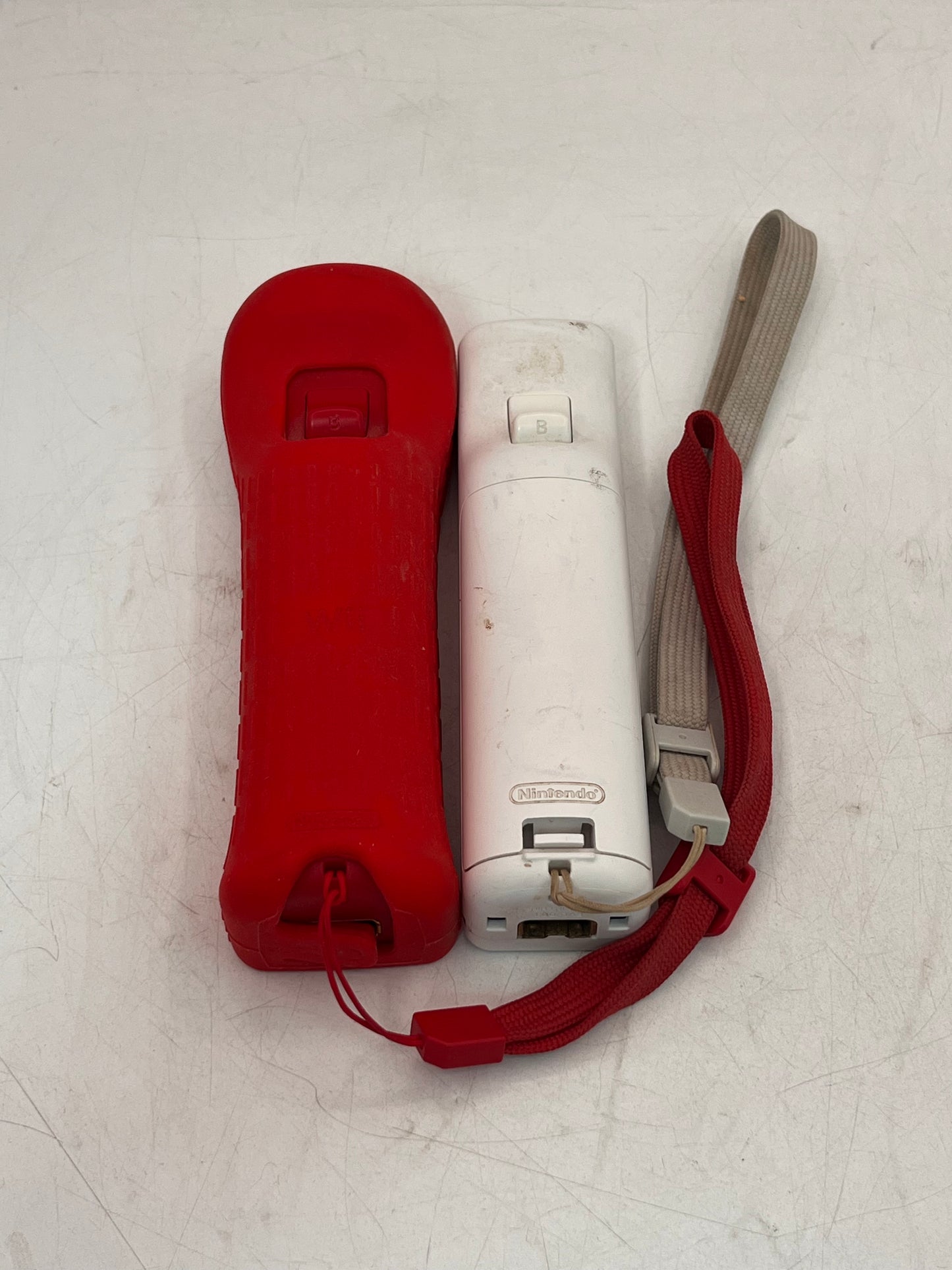 Nintendo Wii RVL-001 2006 Red Video Game System with 2 Controllers