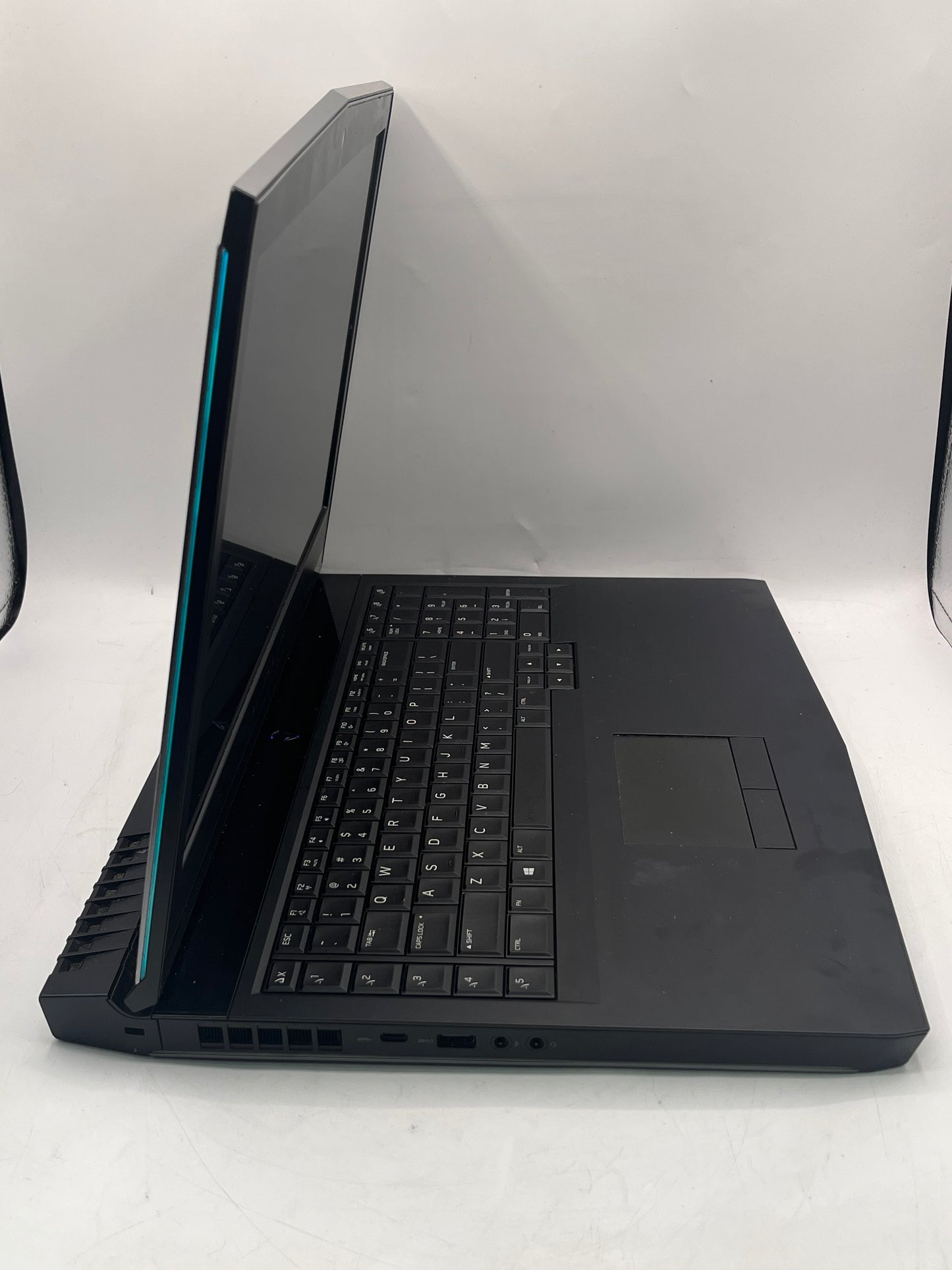 Alienware m17 R4 17.3" Core i7 16GB RAM 512GB SSD GTX 1080 Gaming Laptop Black READ