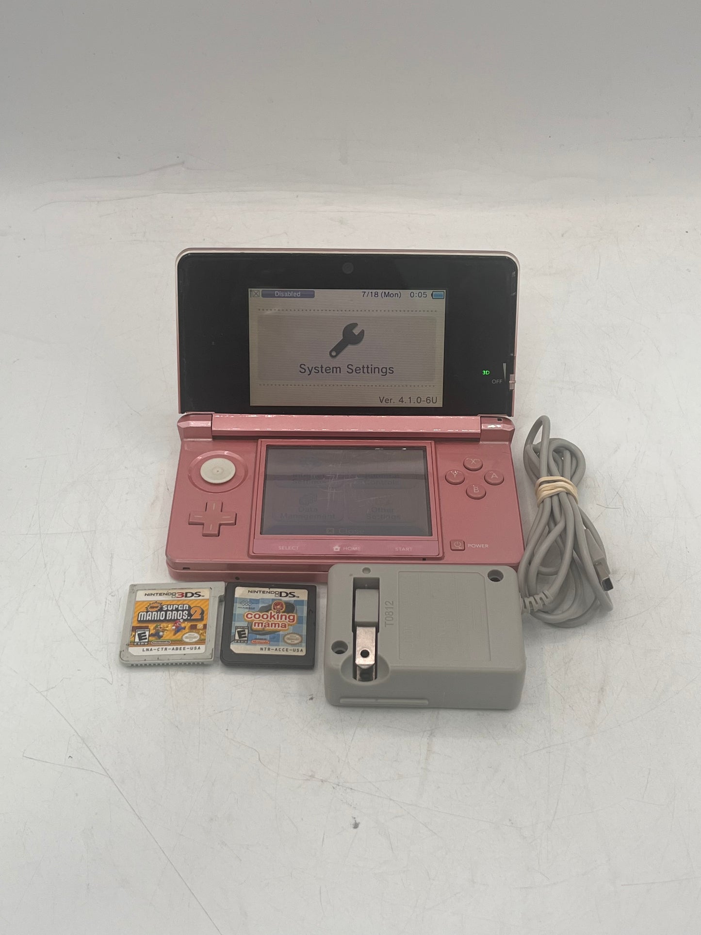 Nintendo 3DS CTR-001 2011 Handheld Game Console w/ 2 Games and a charger - Pink