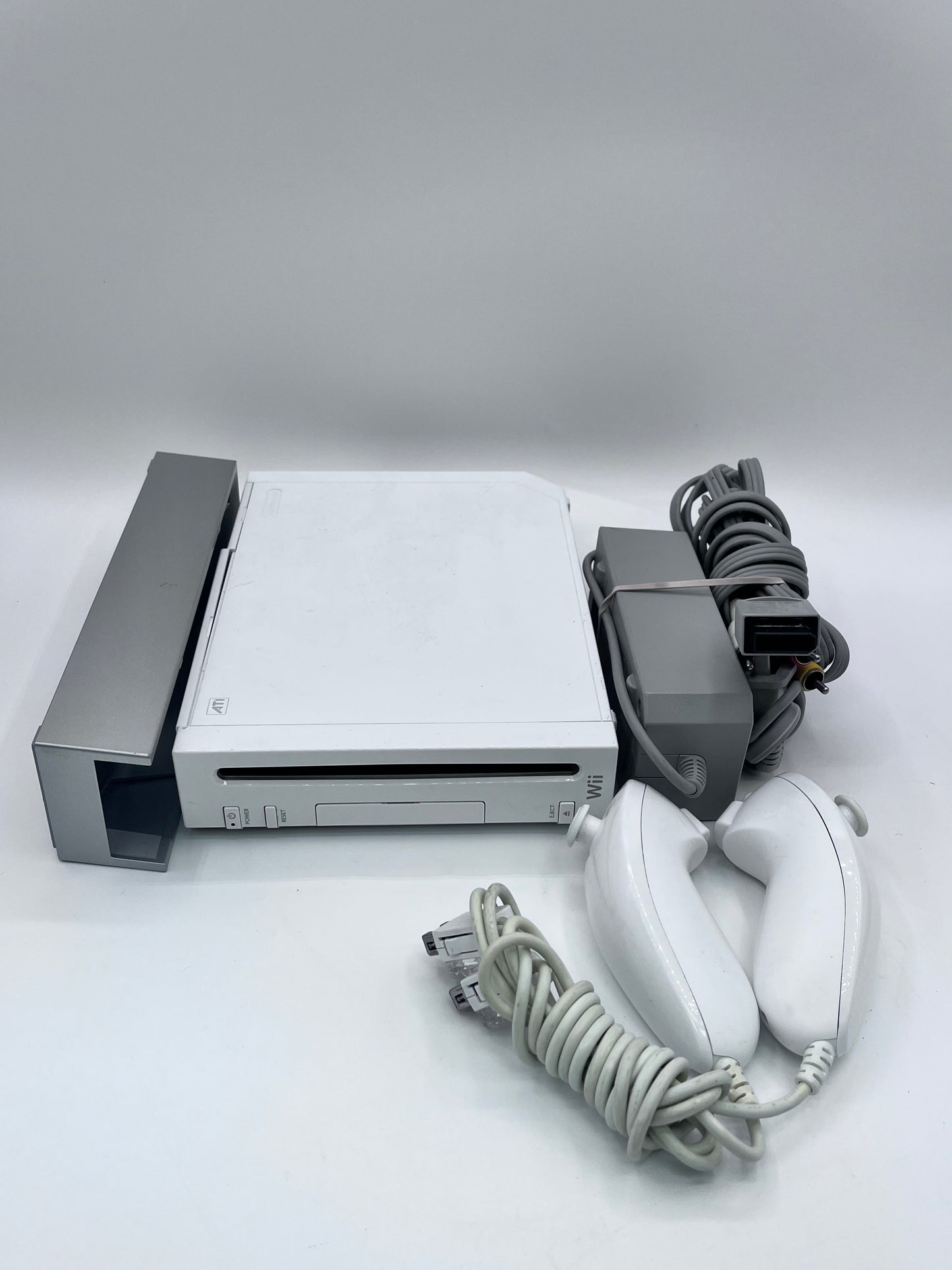 Nintendo Wii (RVL-001) Video Game System White 2006 with 2 Controllers