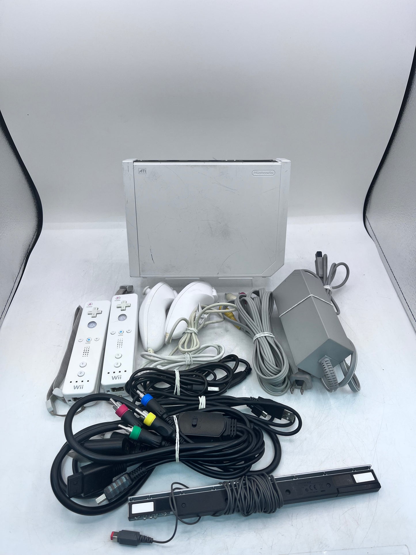 Nintendo Wii (RVL-001) Video Game System 2006 Wi-Fi Capability - White
