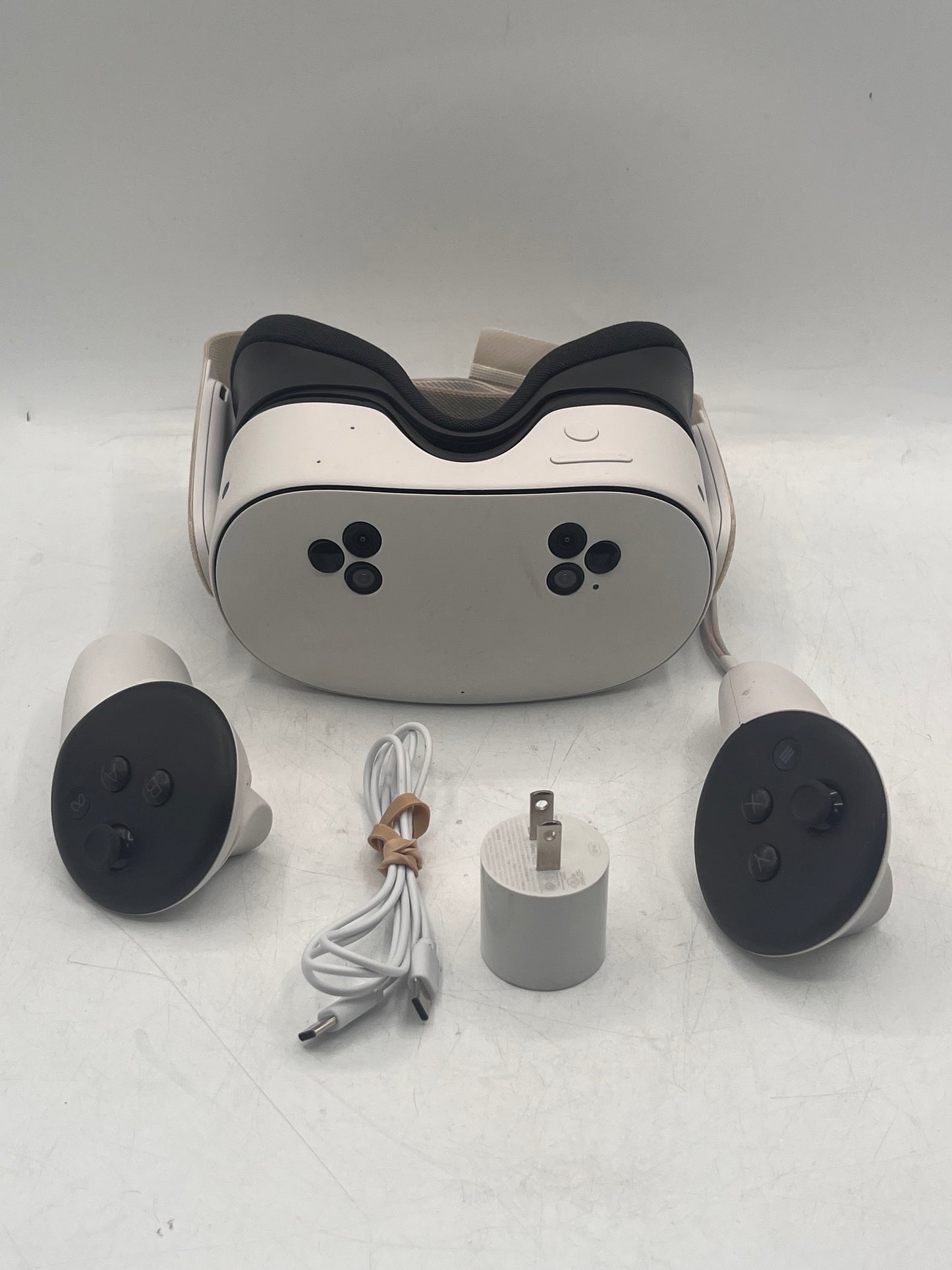 Oculus Quest 3S 256GB White Video Game System with 2 Controllers