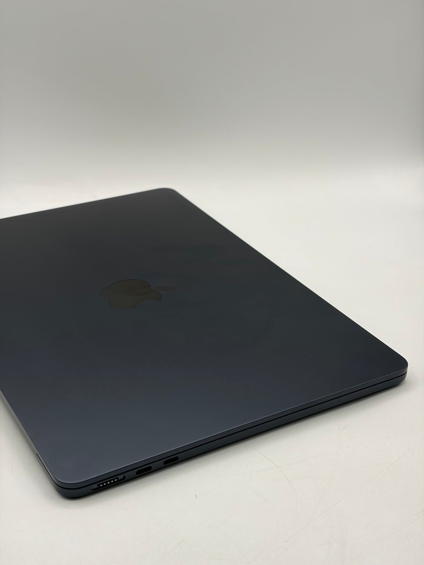 2025 Apple MacBook Air 13" M4 16GB 256GB A3240 MW123LL/A 4 CYCLE COUNT NEAR MINT