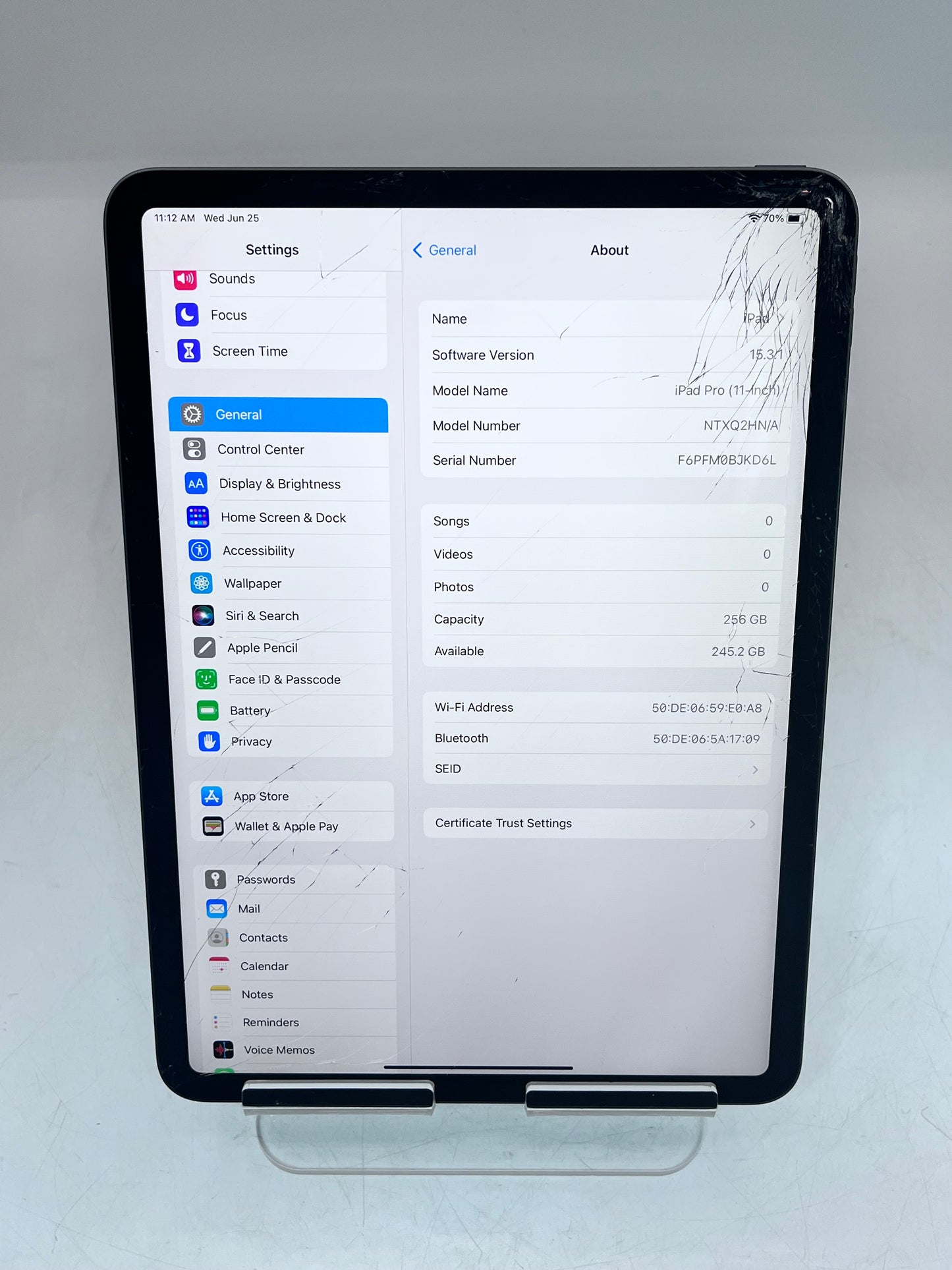 Broken Apple iPad Pro  (1st Generation) 11 in A1980 256 GB, Wi-Fi, - Space Gray