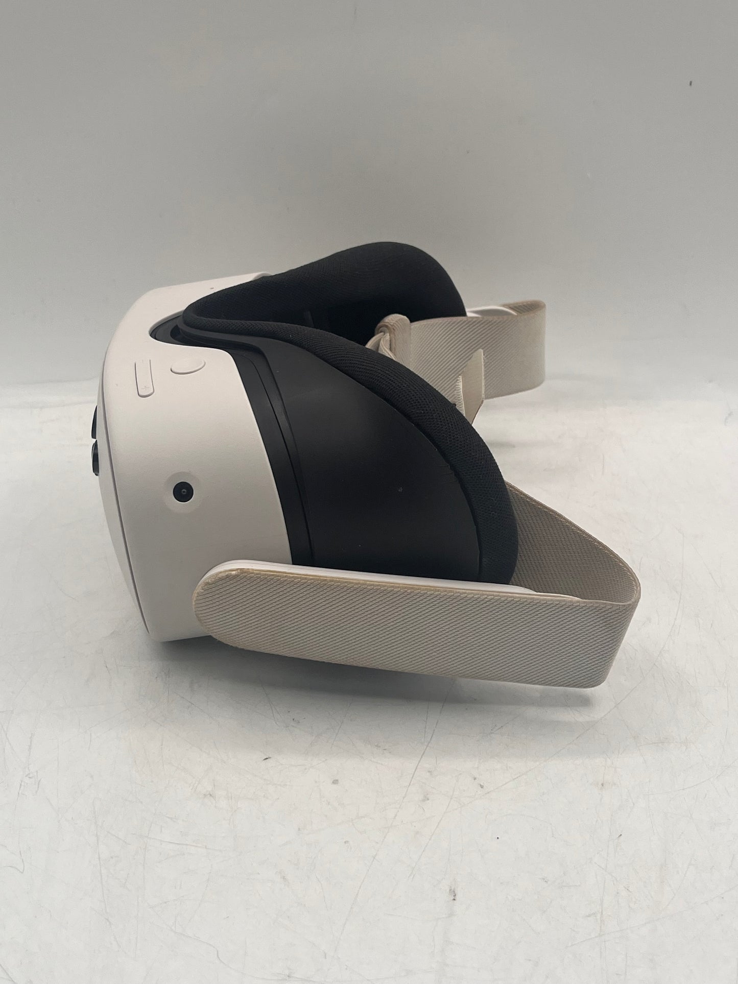 Oculus Quest 3S 256GB White Video Game System with 2 Controllers