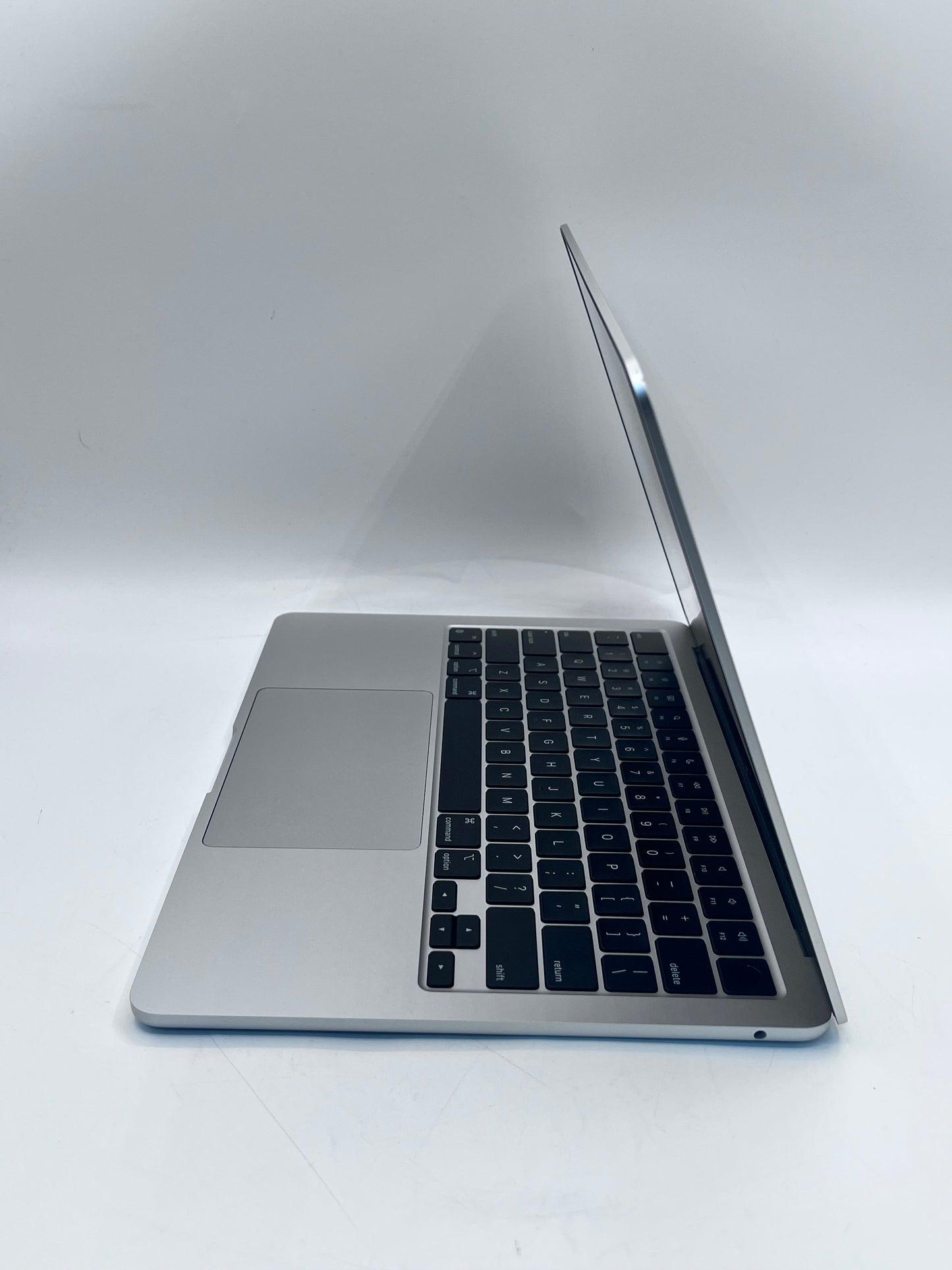 2022 Apple MacBook Air 13.3" M2 8GB 256GB A2681 REMOTELY MANAGED