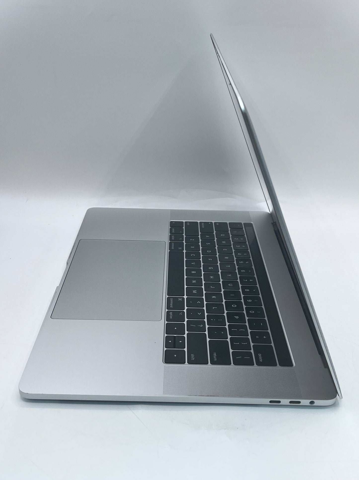 Apple MacBook Pro 15" A1707 2017 Core i7 16GB RAM 500GB Silver