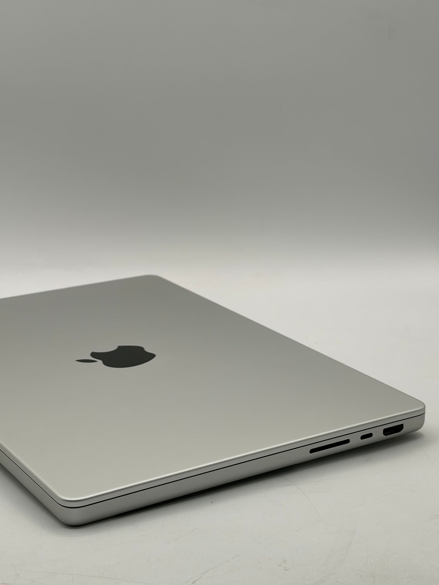 2025 Apple MacBook Pro 14" M5 10C CPU 10C GPU 24GB 1TB - Silver A3434 MDE64LL/A