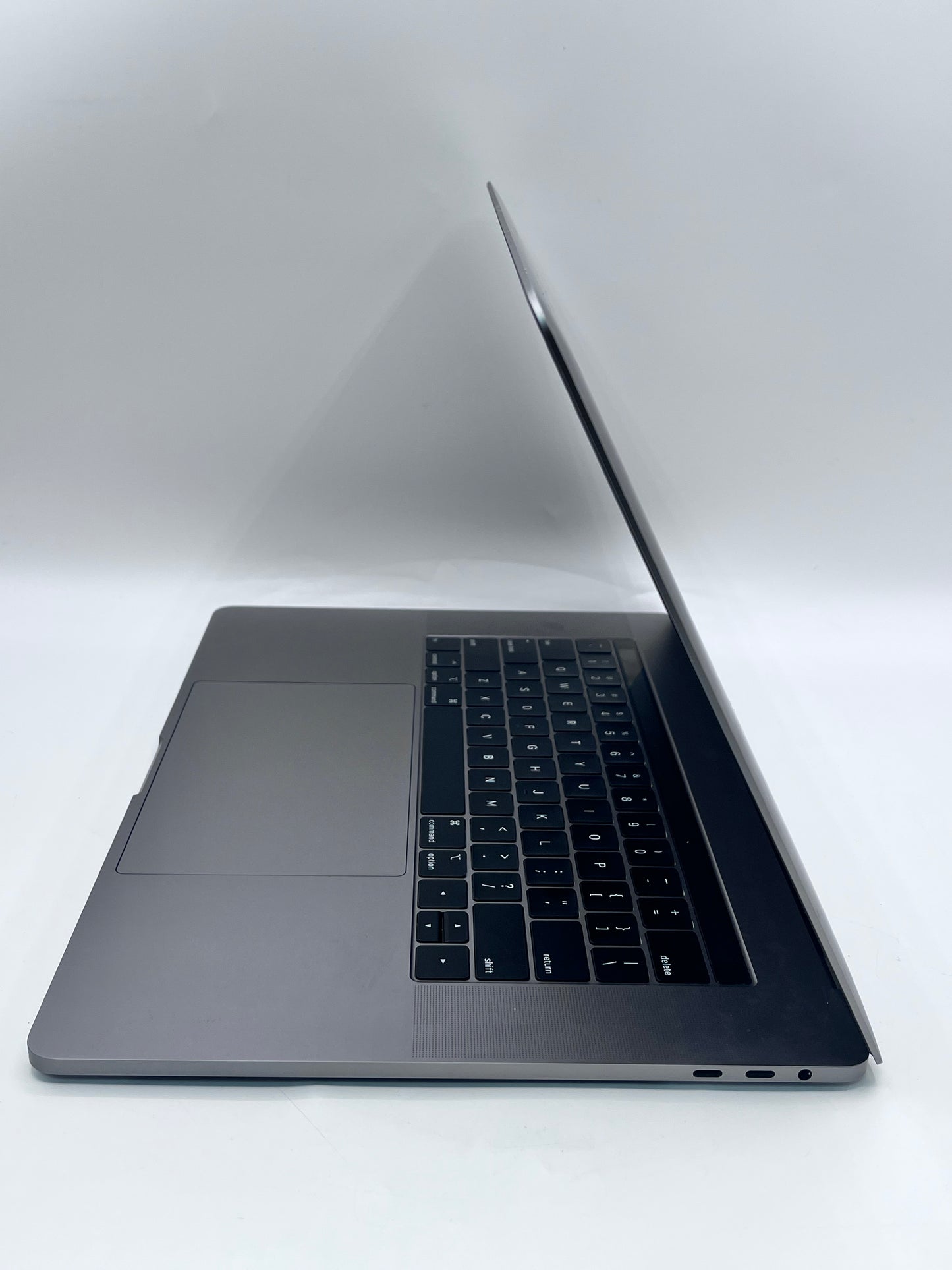 Apple MacBook Pro 15" A1990 256GB 16GB 2018 - Silver READ