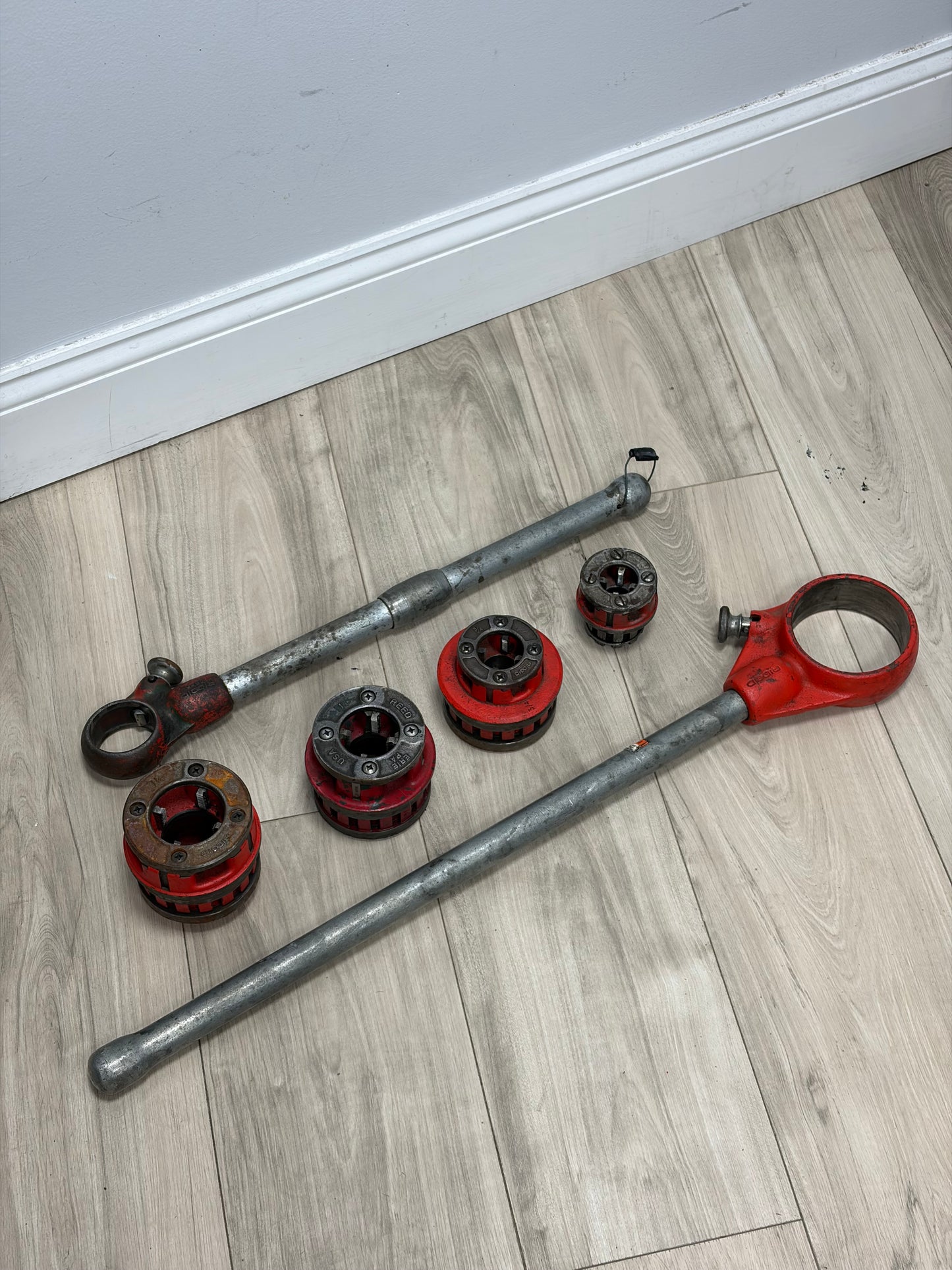 RIDGID 36475 Ratcheting Pipe Threader Set with 1/2" to 1 1/4" Dies