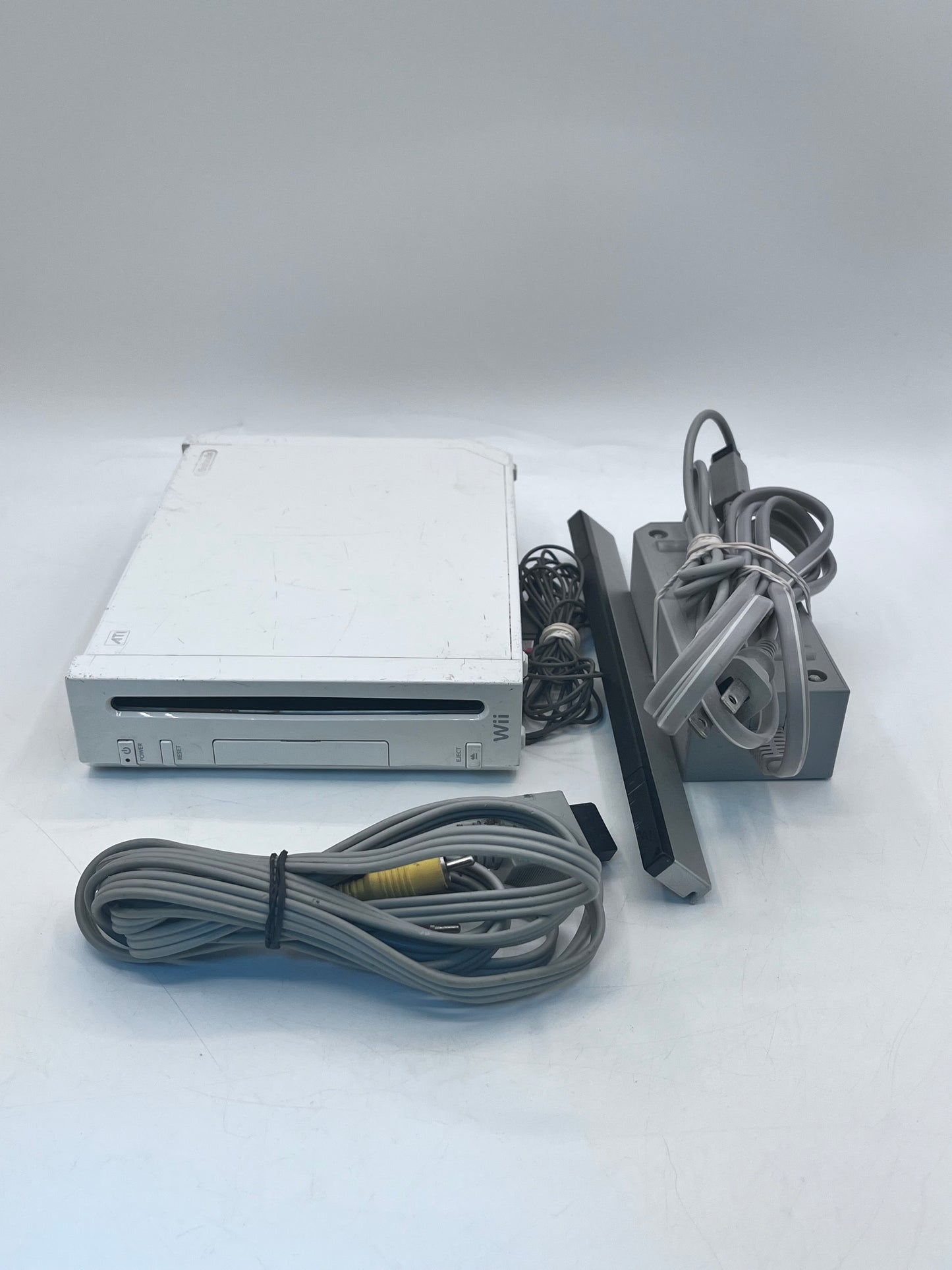 Nintendo Wii RVL-001 2006 Video Game System - White