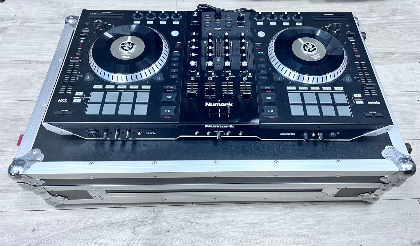 Numark Serato NS7II DJ Controller Tested w/ Gator Case Free Shipping