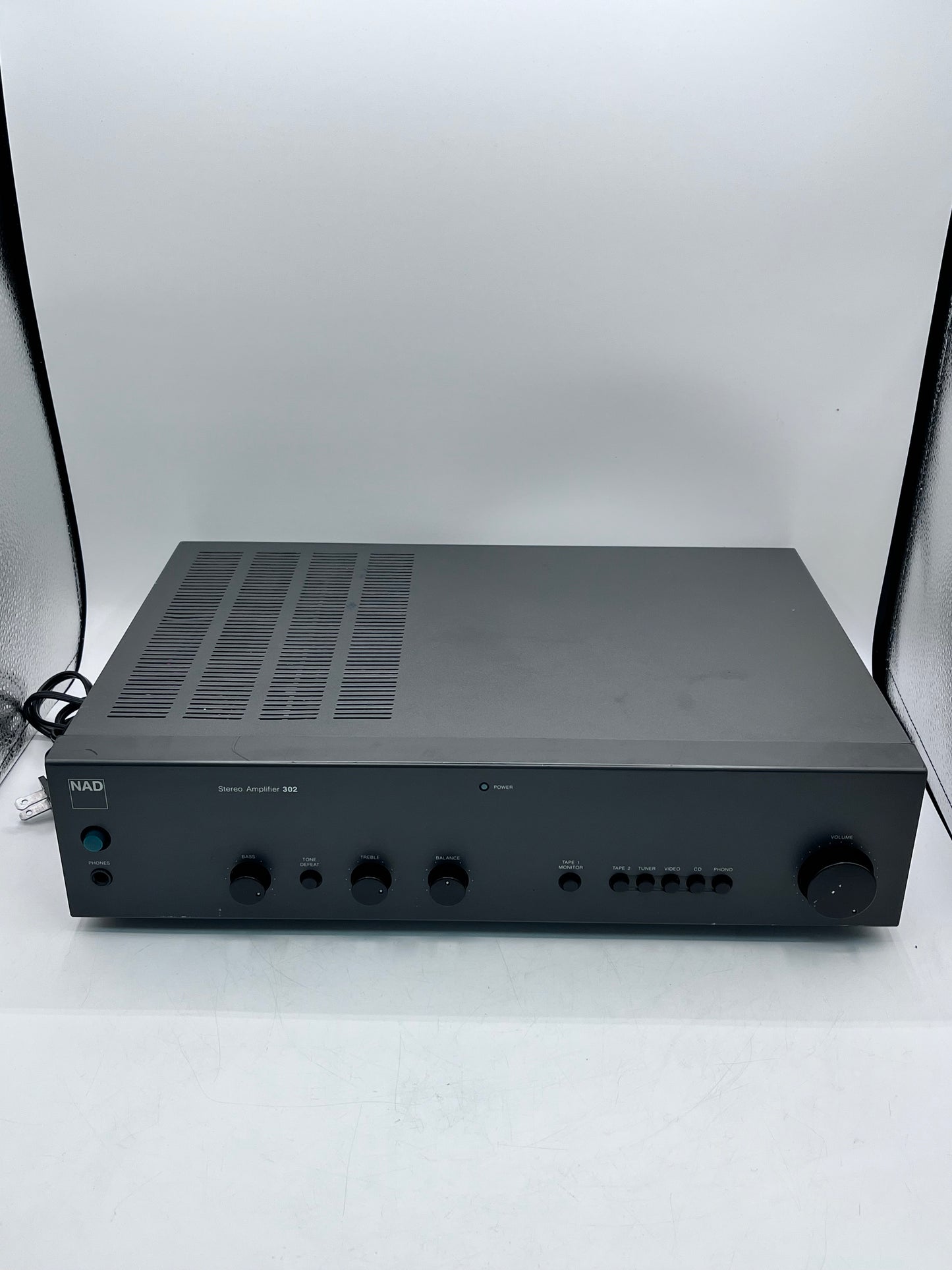 NAD Stereo Integrated Amplifier 302 with Phono Input - Free Shipping!