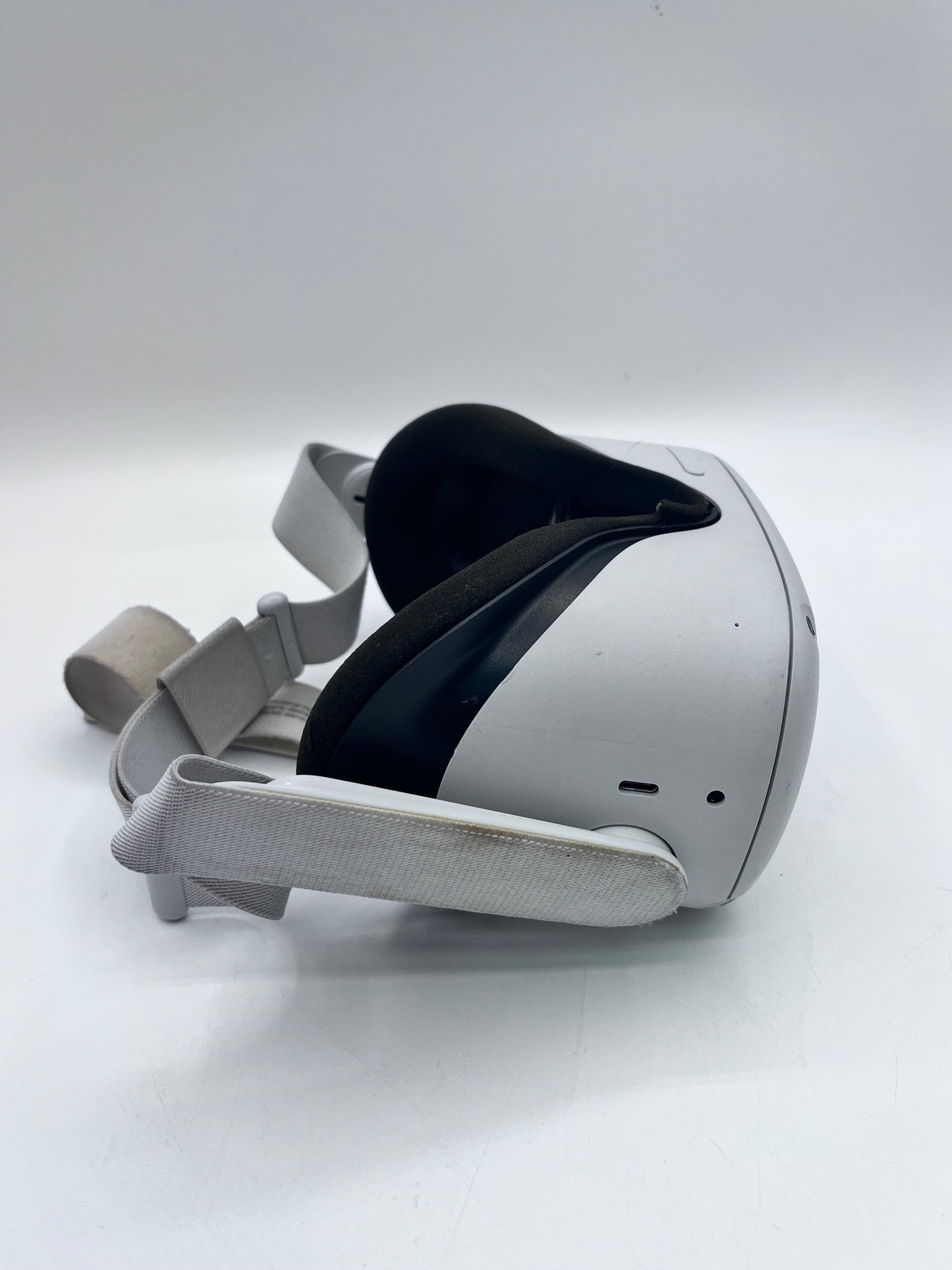 Oculus Quest 2 128GB Virtual Reality System White - Headset & Controllers