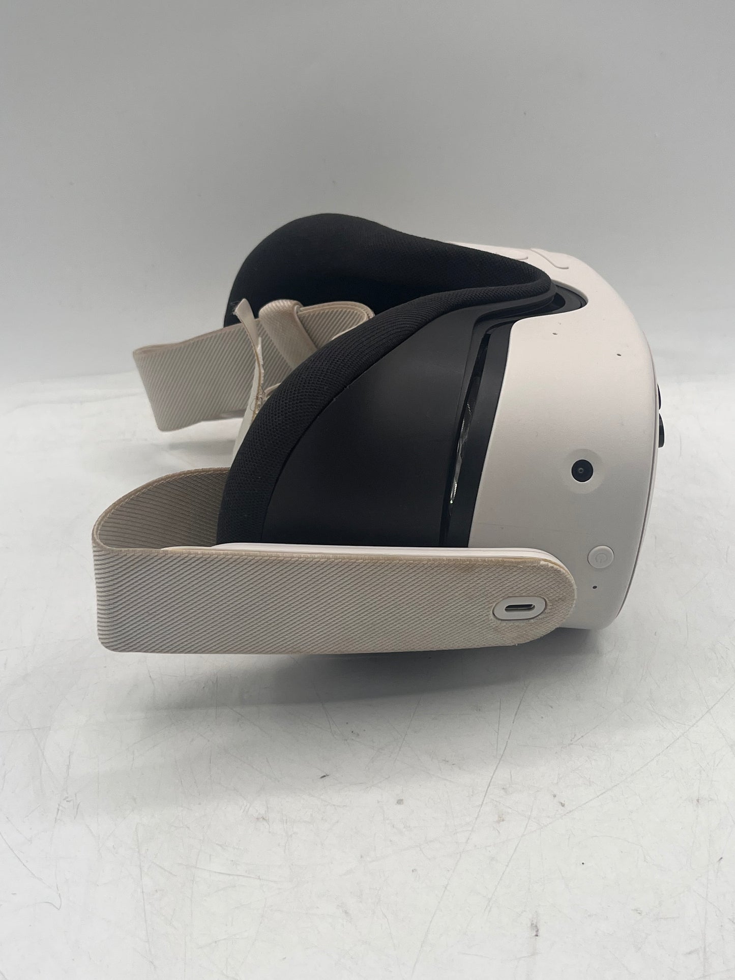 Oculus Quest 3S 256GB White Video Game System with 2 Controllers