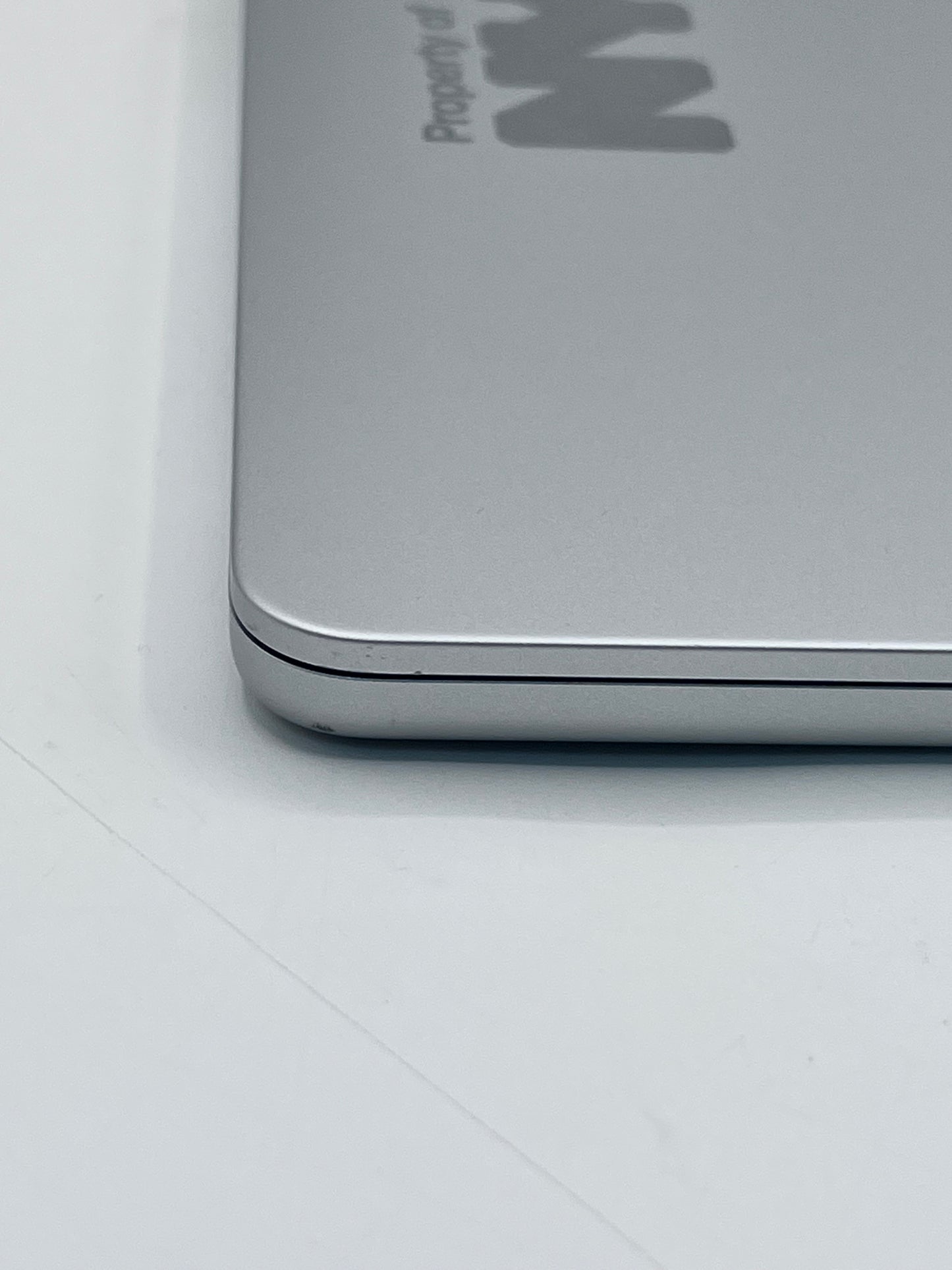 2022 Apple MacBook Air 13.3" M2 8GB 256GB A2681 REMOTELY MANAGED