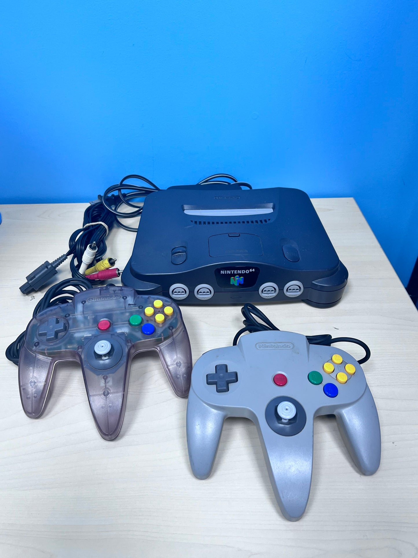 Nintendo 64 N64 1996  Video Game System with 2 Controllers Space Gray