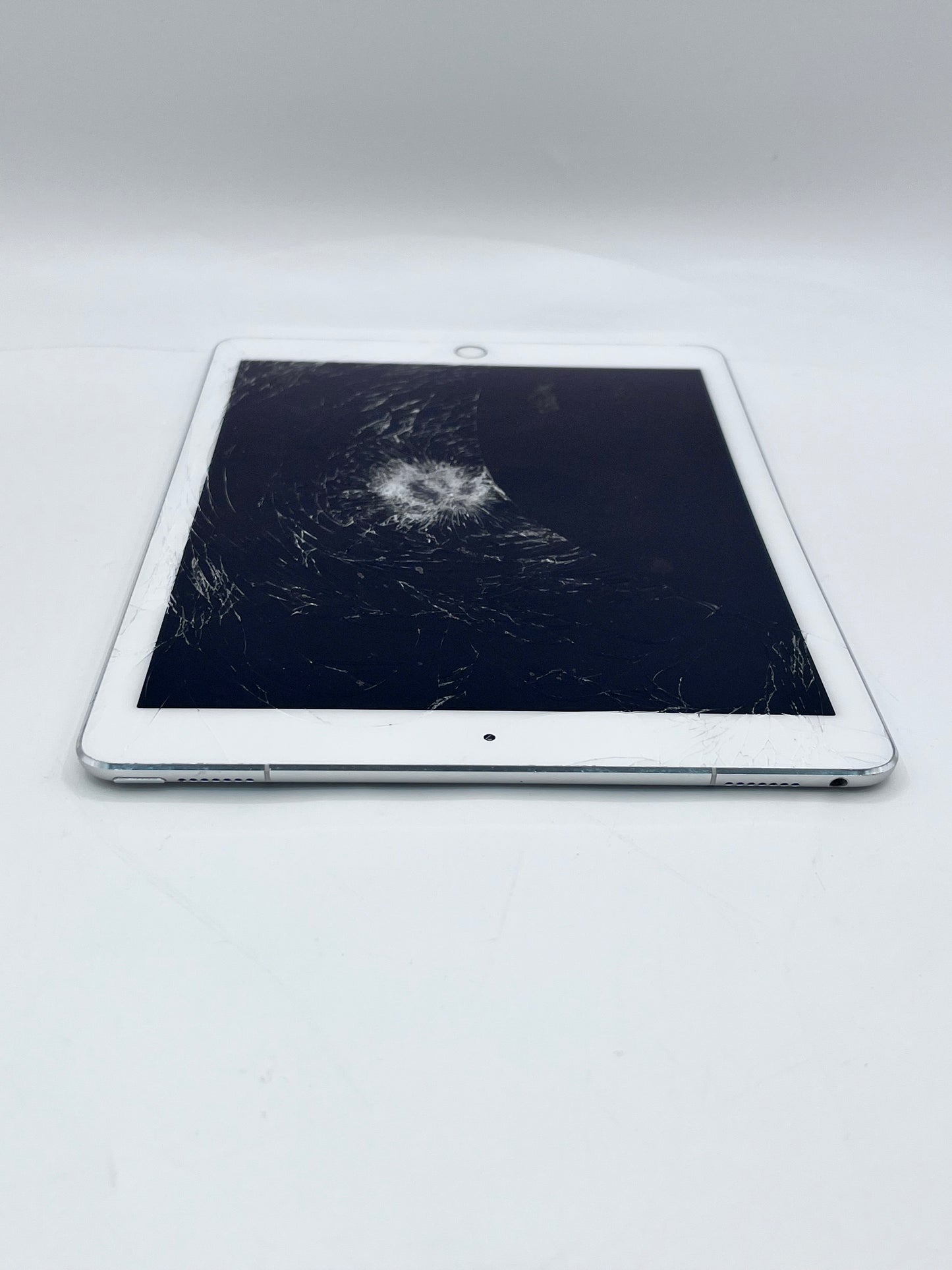 Unlocked Apple iPad Pro (9.7-inch) A1674 32 GB, Wi-Fi + 4G, 9.7 in - Silver