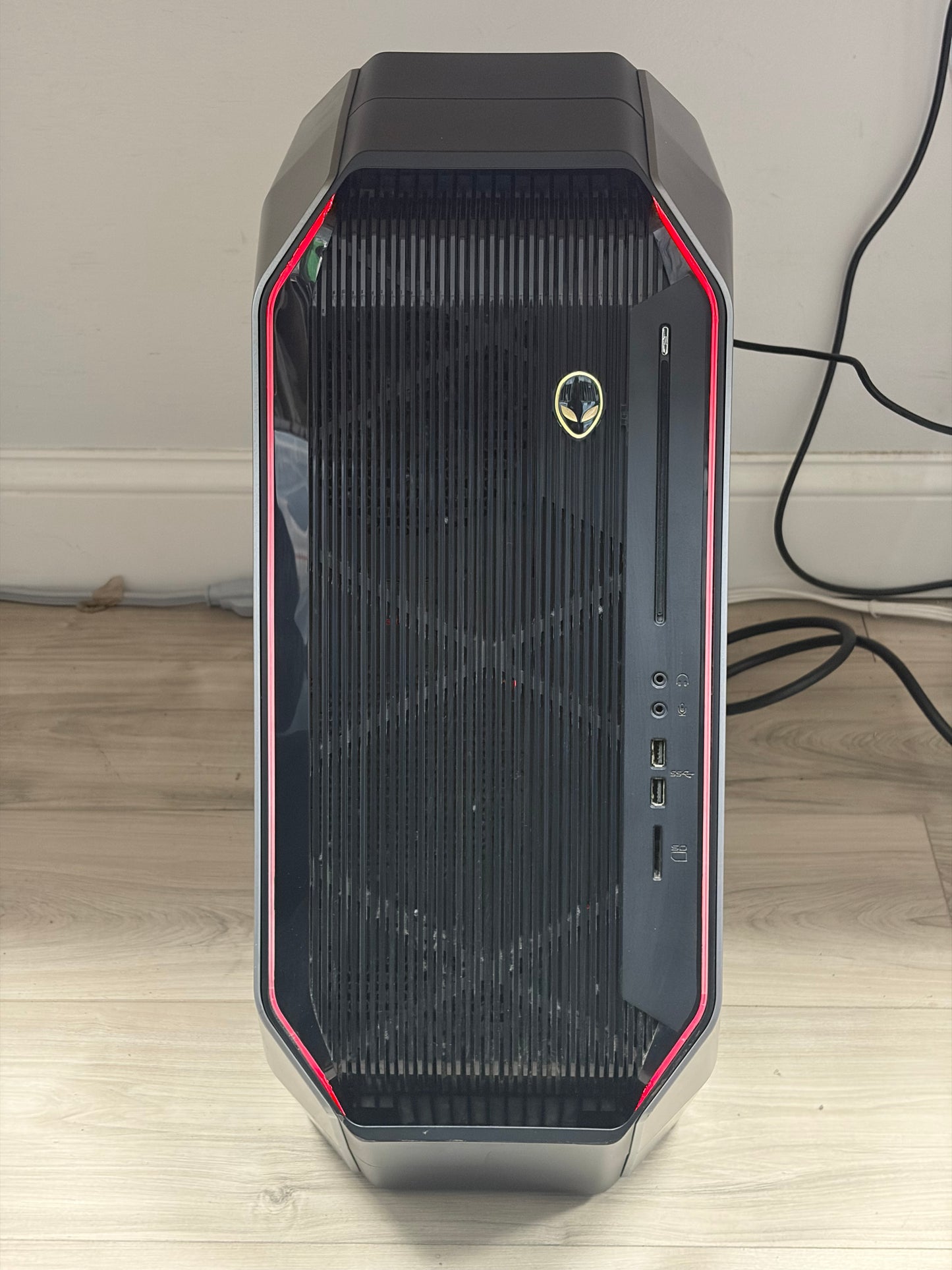 Alienware Area 51 R2 (D03X) i7-5960X 32GB RAM 51GB SSD + 4TB HDD GTX 1080 Ti
