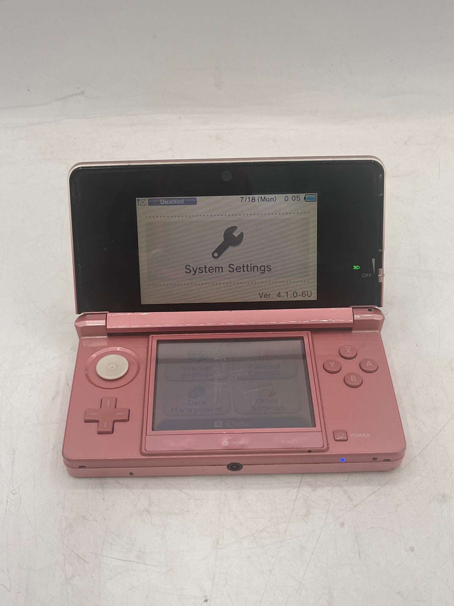 Nintendo 3DS CTR-001 2011 Handheld Game Console w/ 2 Games and a charger - Pink