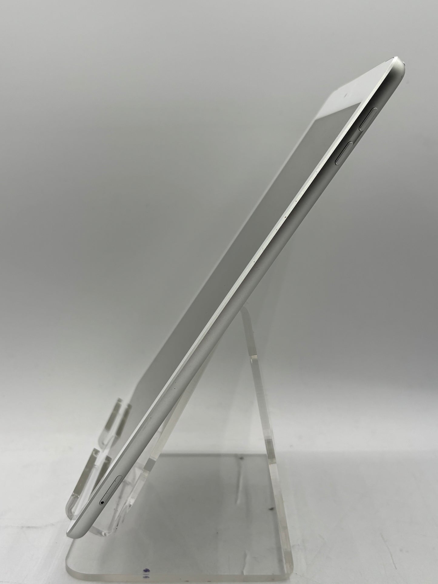Apple iPad 6th Generation A1954 32 GB, Wi-Fi + 4G, 9.7 in, Silver (FREE SHIPPING)