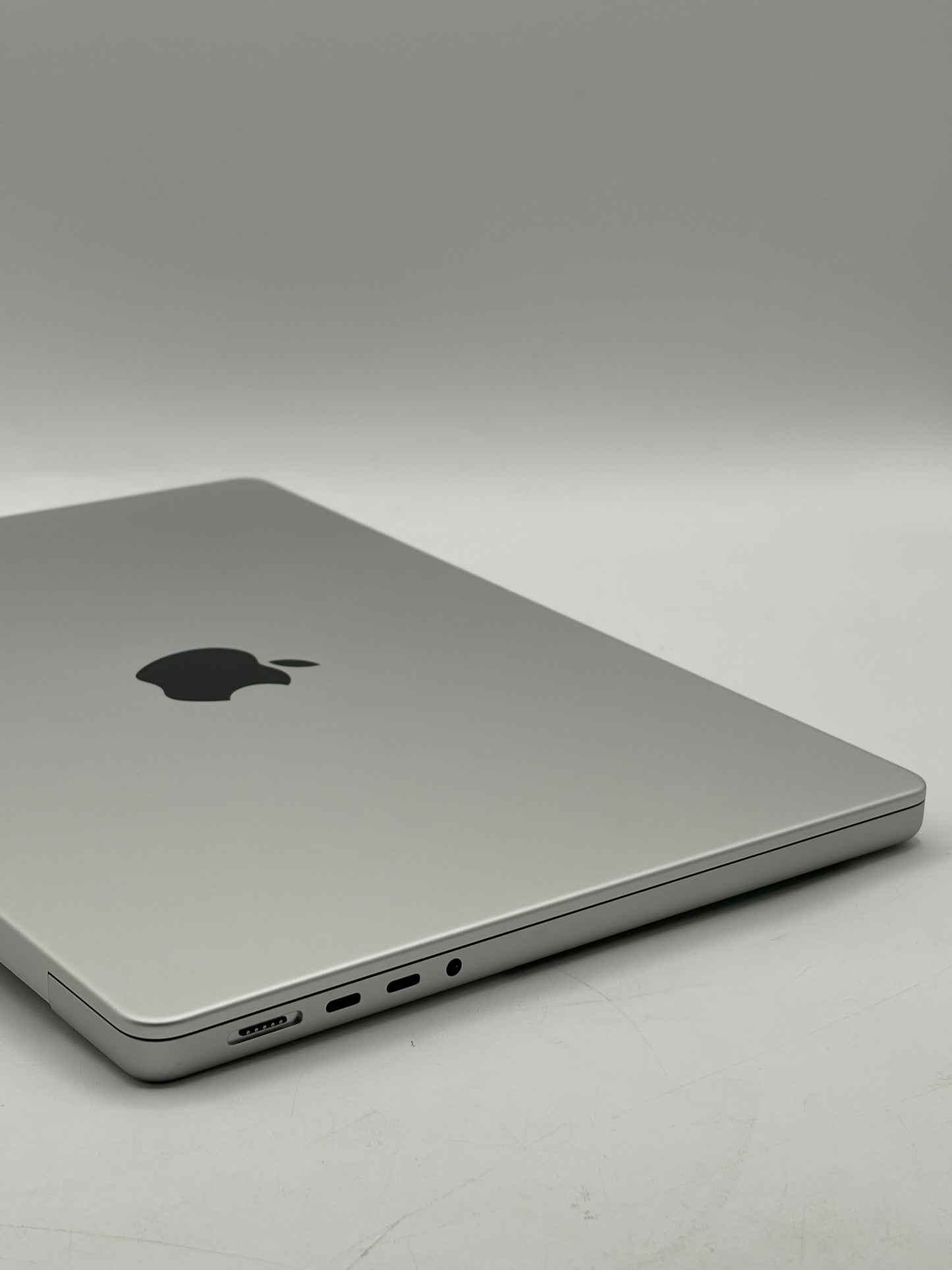 2025 Apple MacBook Pro 14" M5 10C CPU 10C GPU 24GB 1TB - Silver A3434 MDE64LL/A