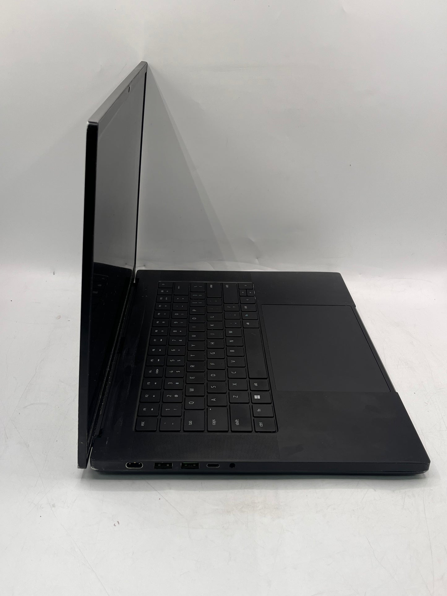 Razer Blade 16 RZ09-0483 16" i9-13950HX 16GB RAM 1TB SSD GeForce RTX 4070