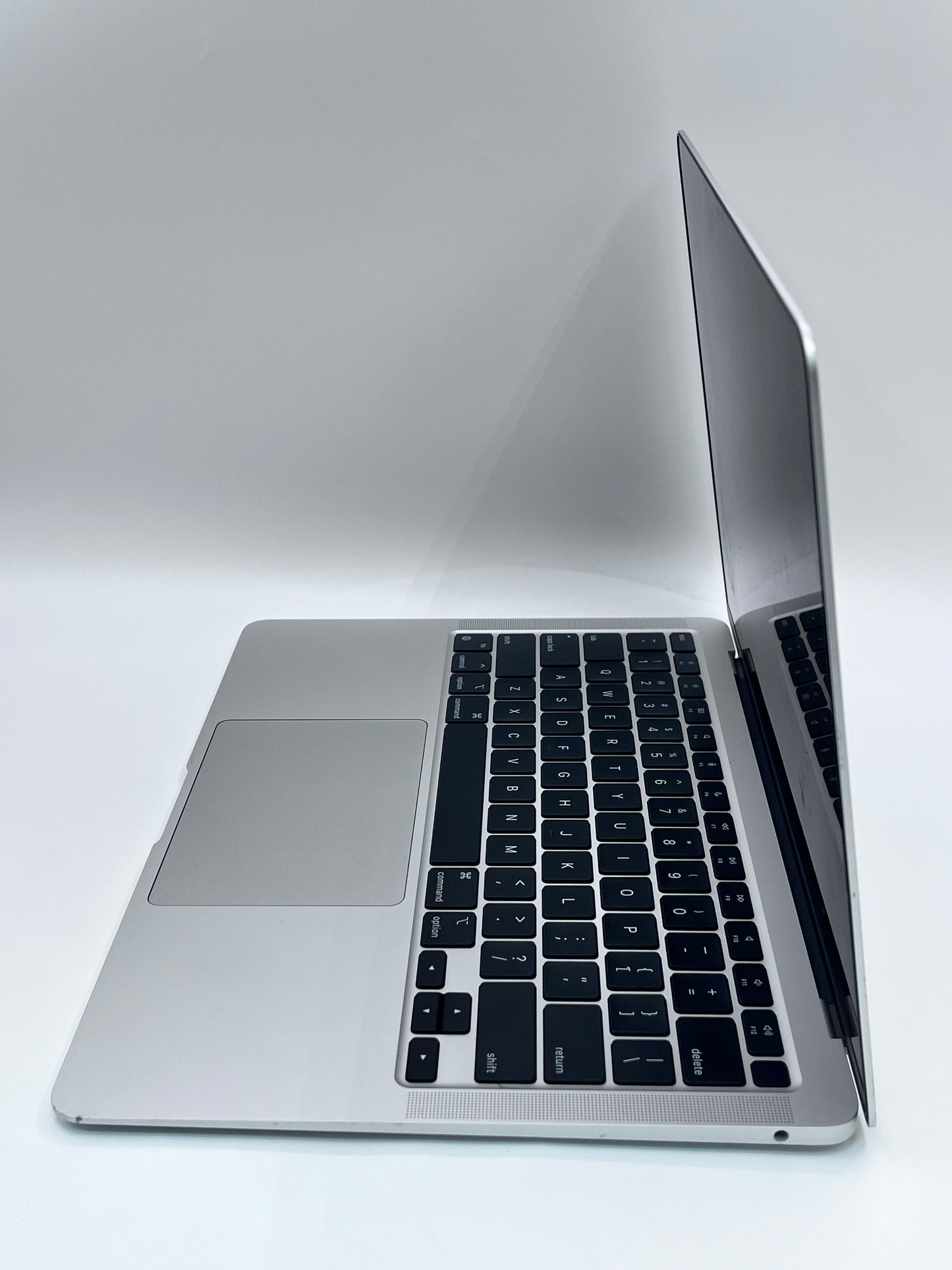 Apple MacBook Air 13.3" M1 8GB 256GB A2337 MGN93LL/A Silver Remotely Managed