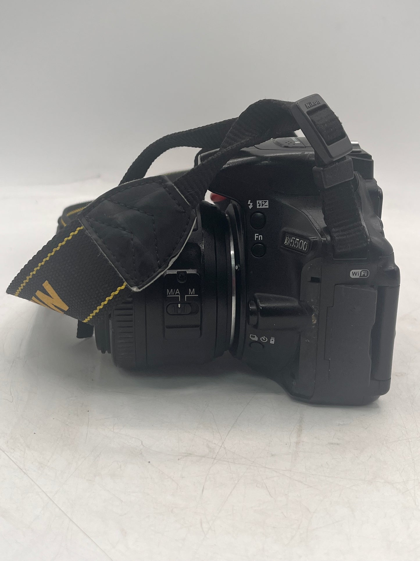 Nikon D5500 Digital Camera with DX AF-S NIKKOR 35mm 1:1.8G Camera Lens READ