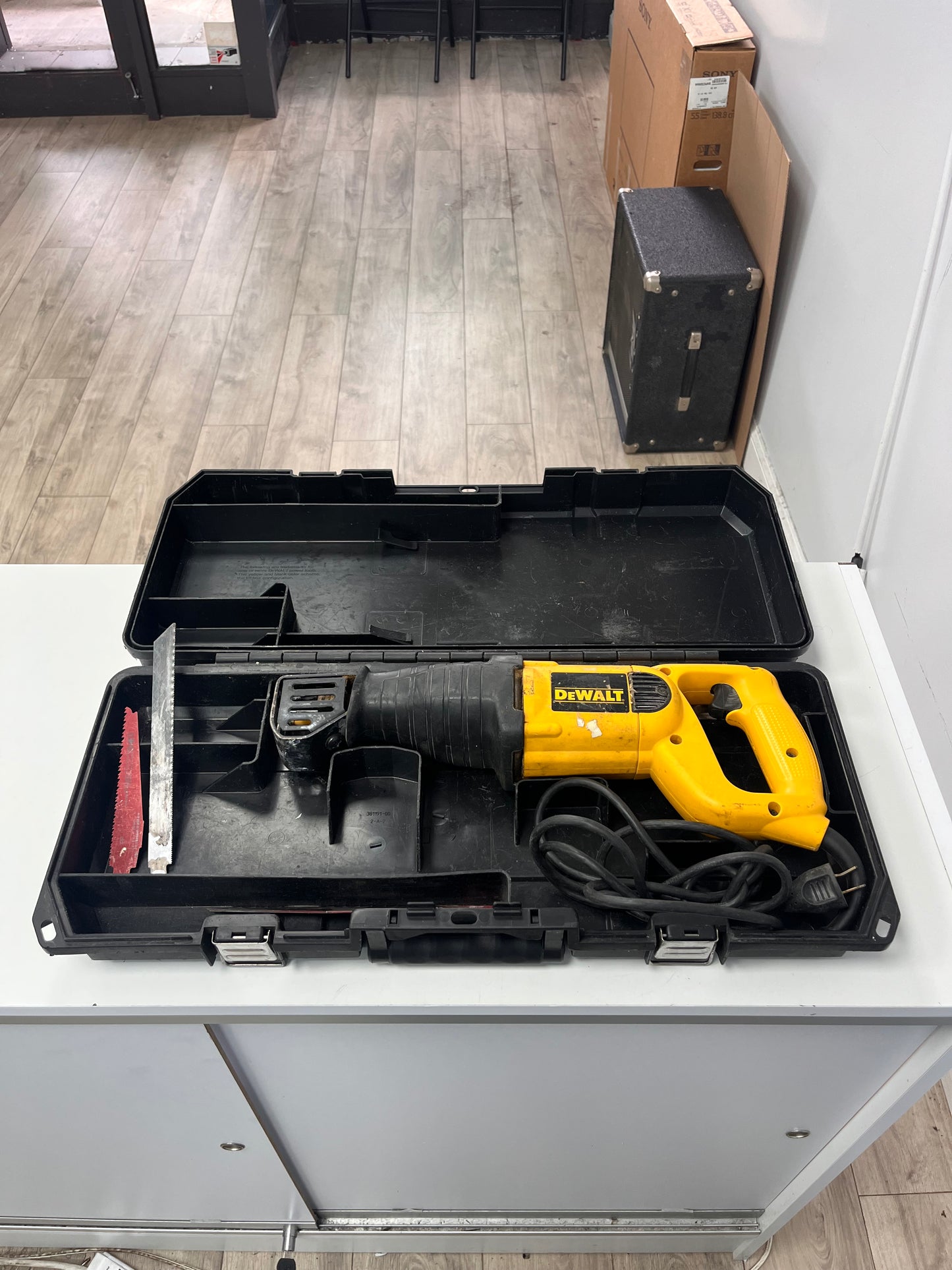 DeWalt DW303M V.S. Reciprocating Saw 1-1/8" Stroke - Yellow