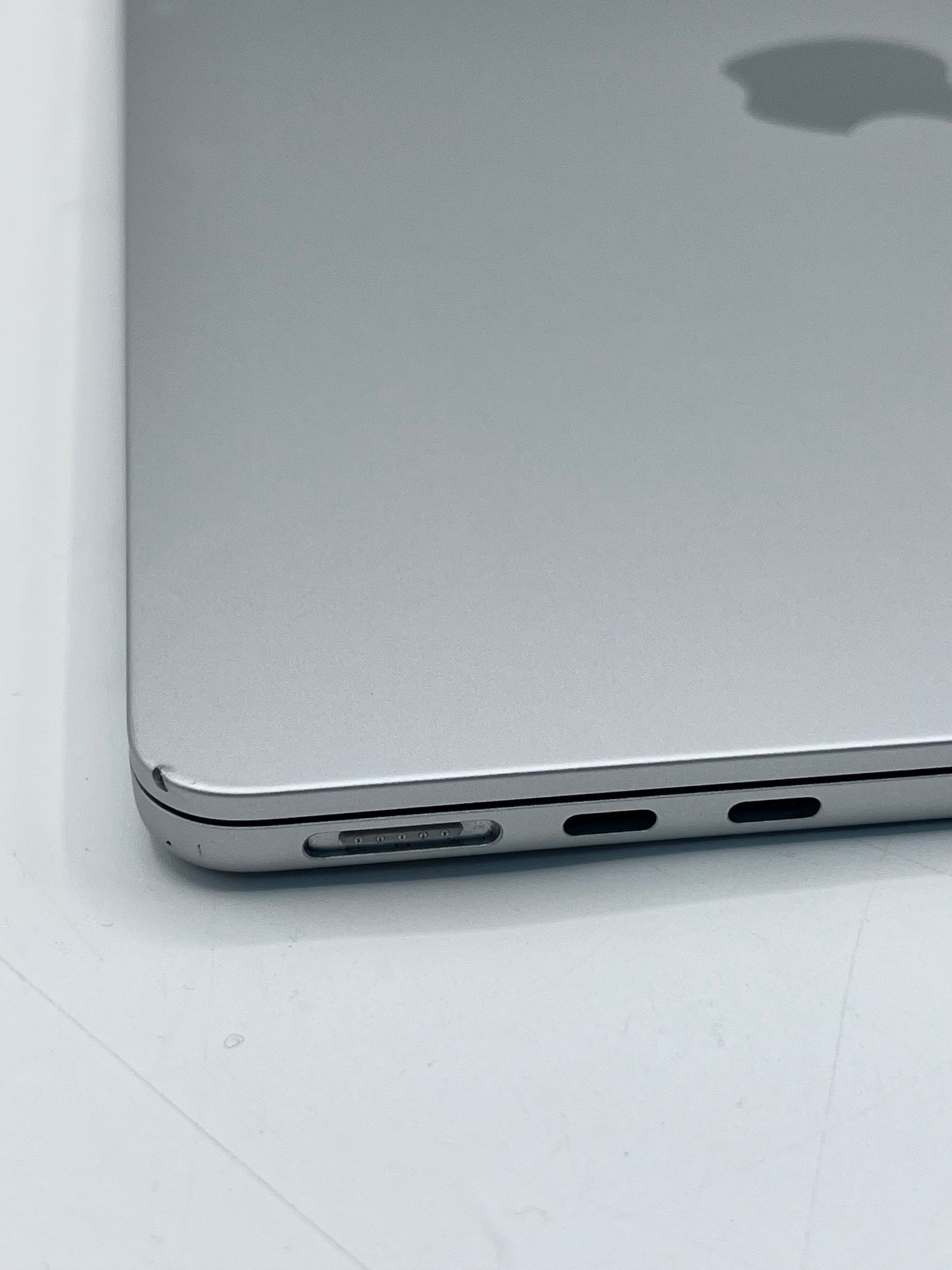 2022 Apple MacBook Air 13.3" M2 8GB 256GB A2681 REMOTELY MANAGED