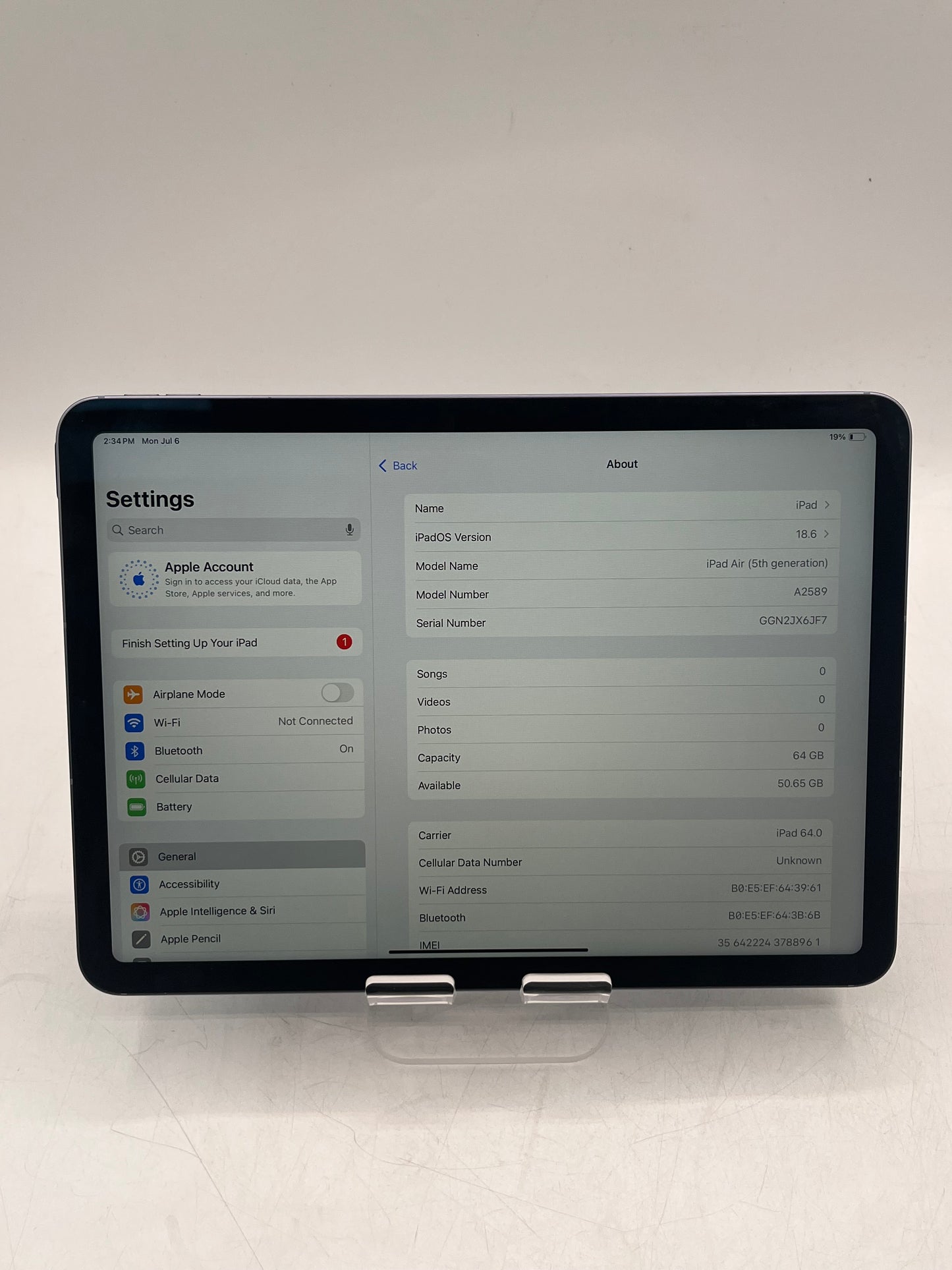 Apple iPad Air (5th Gen) A2589 MMWE93LL/A 64GB Wi‑Fi Only Tablet + Stylus + Keyboard - Purple