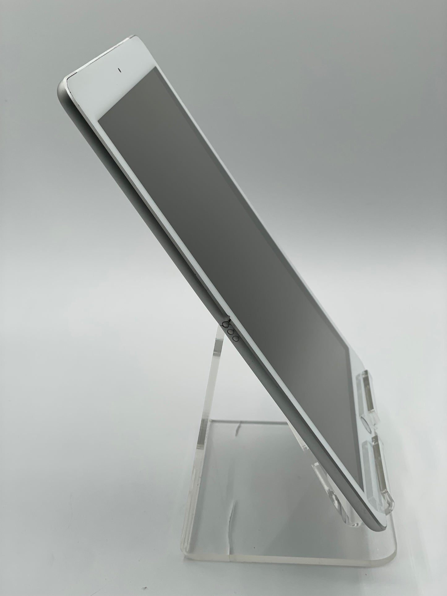 Unlocked Apple iPad (7th Gen) A2200 MW6X2LL/A 32GB - Silver READ
