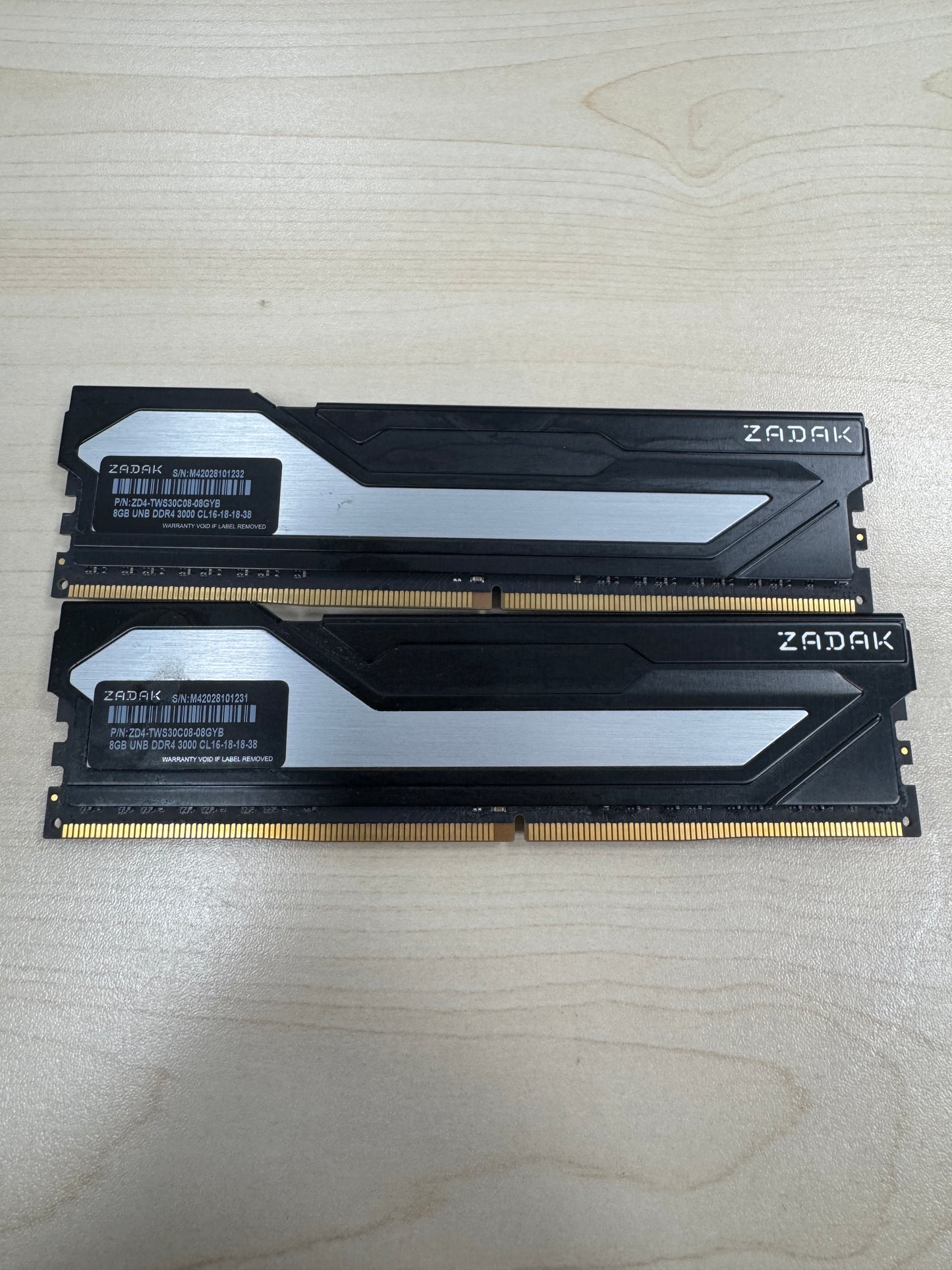 AMD ZADAK Twist 16GB (2x8GB) RAM DDR4 3000MHz ZD4-TWS30C08-08GYB