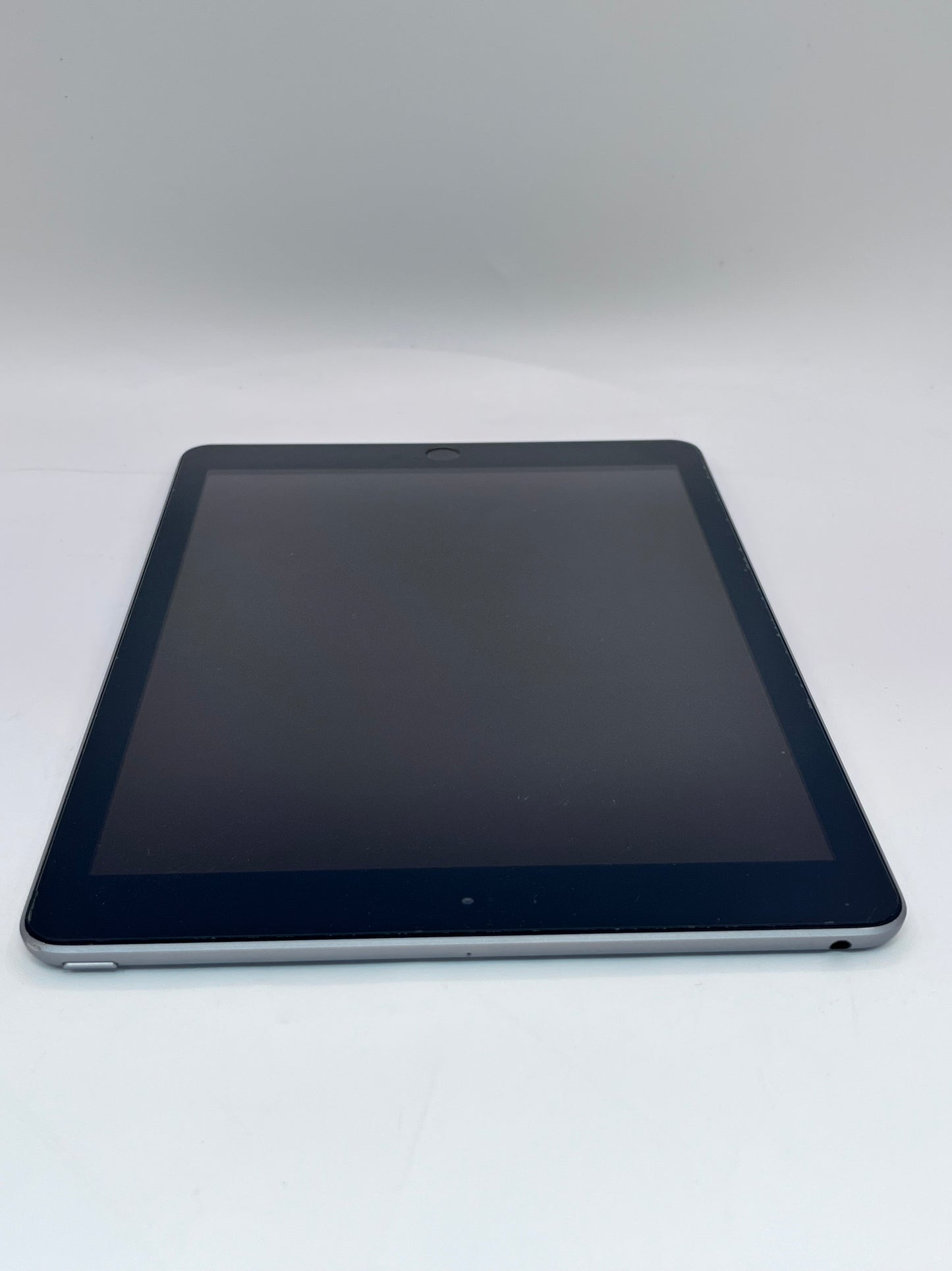 Apple iPad (6th Generation) A1893 32 GB, Wi-Fi, 9.7 in - Space Gray