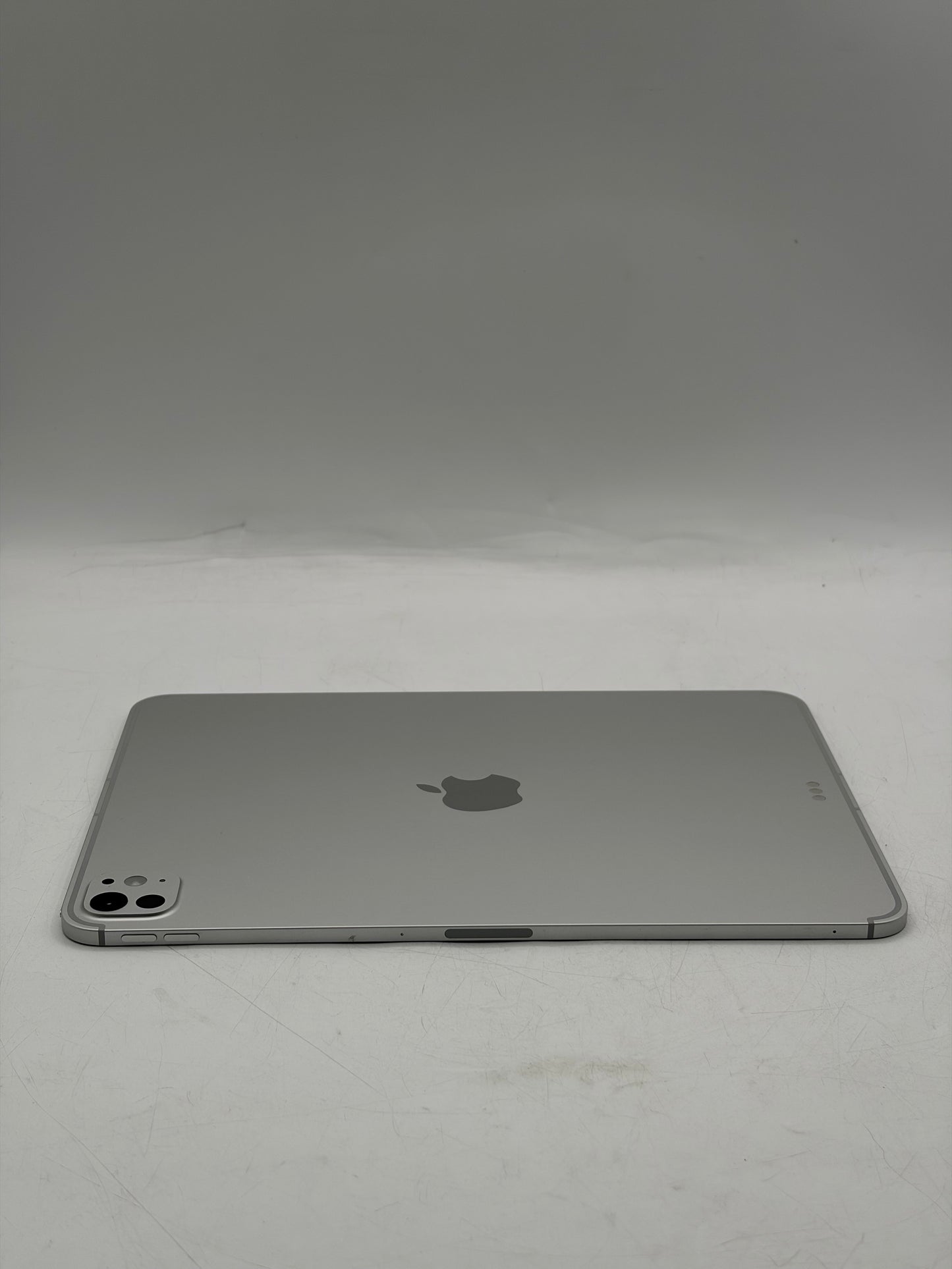 2025 Unlocked Apple iPad Pro 11" M5 256GB WiFi + LTE A3358 ME2P4LL/A 100% BH