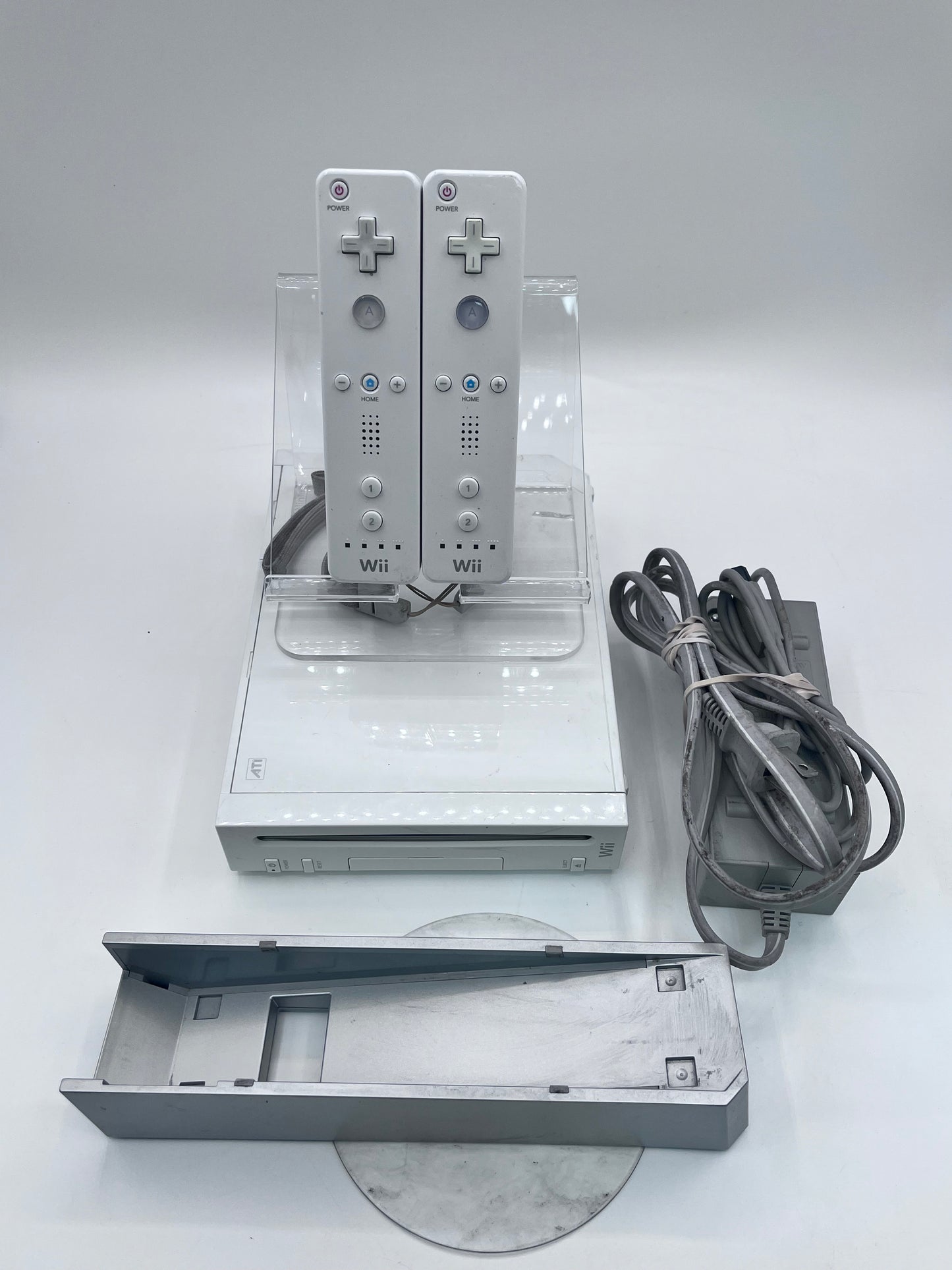 Nintendo Wii RVL-001 2006 Video Game System with 2 Controllers - White