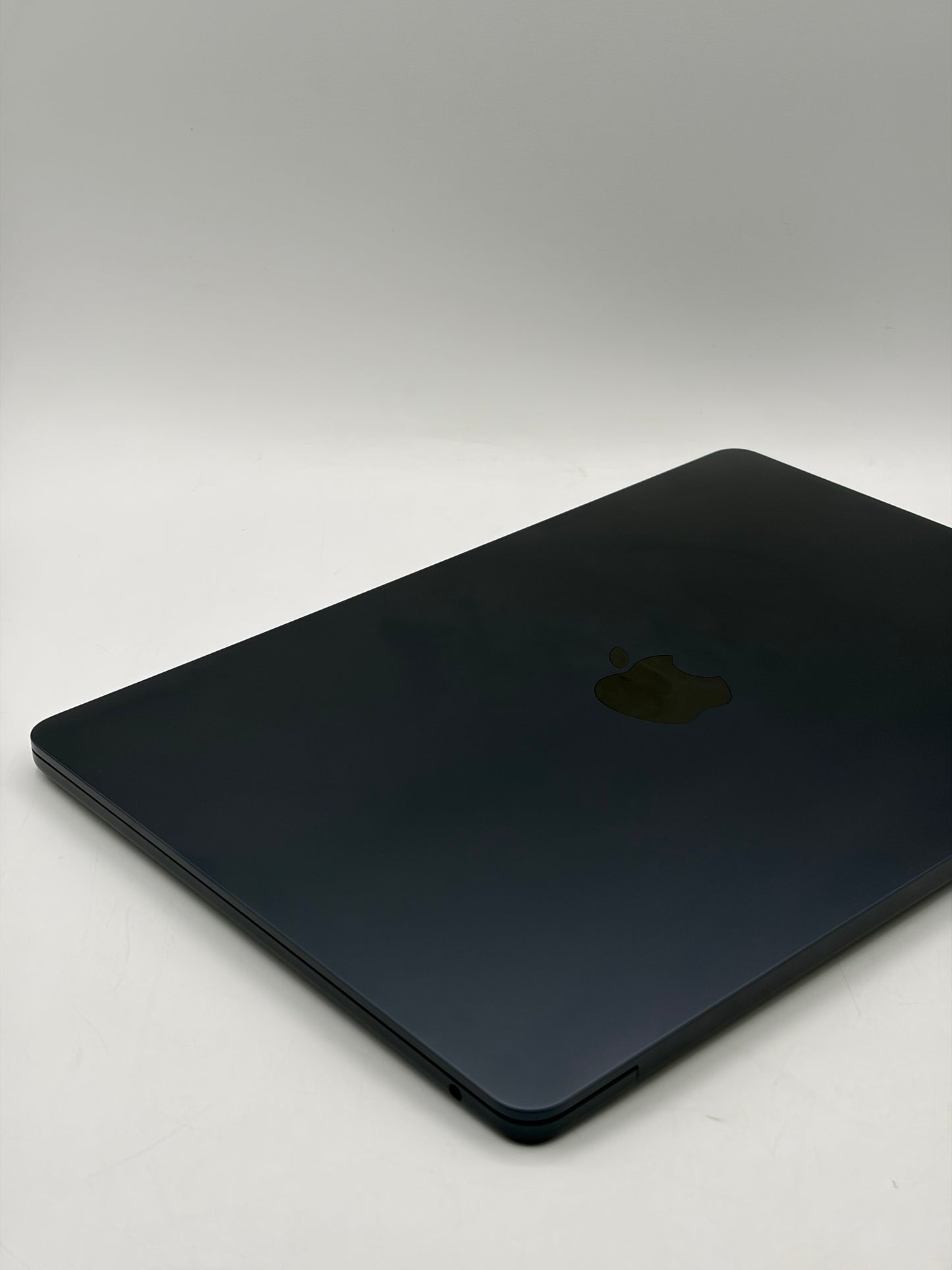 2025 Apple MacBook Air 13" M4 16GB 256GB A3240 MW123LL/A 4 CYCLE COUNT NEAR MINT