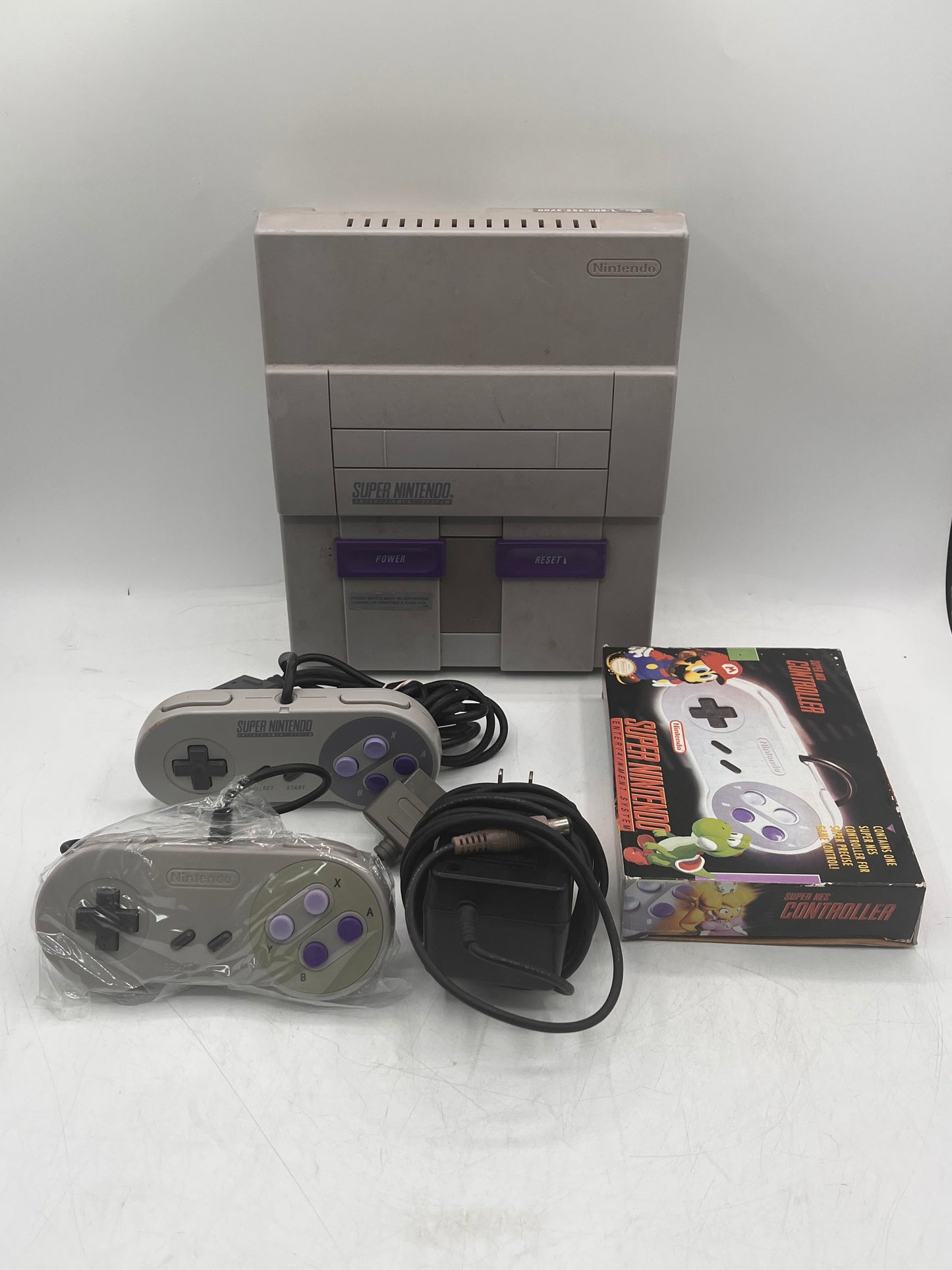 Nintendo Super NES (SNS-001) 1991 Video Game System - White